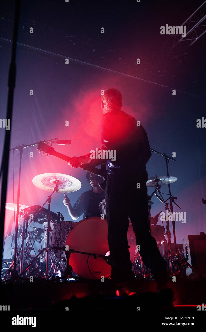 Le groupe de rock indépendant autrichien Bilderbuch effectue un concert live à quai à Hambourg. Ici le chanteur et musicien Maurice Ernst est vu sur scène. Allemagne, 03/04 2017. Banque D'Images