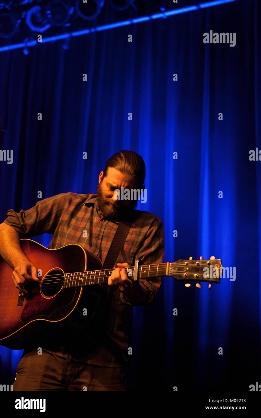 L'auteur-compositeur-interprète et musicien John K. Samson effectue un concert live à Zeche Carl à Essen. Samson est aussi connu comme l'homme à l'avant du groupe de rock indépendant canadien Le Weakerthaus. Allemagne, 30/11 2014. Banque D'Images