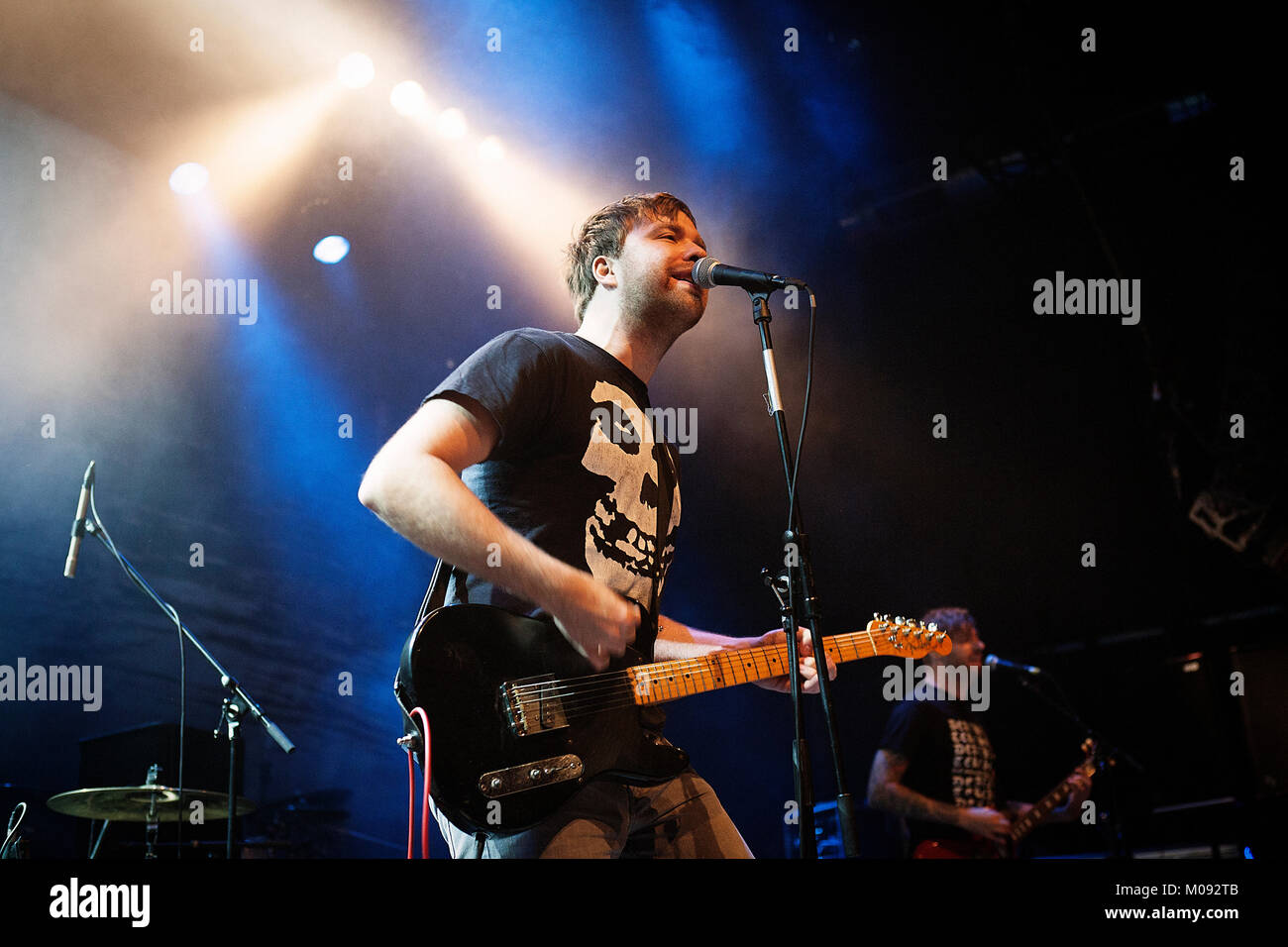 L'Allemand Cologne punk de KMPFSPRT effectue un concert live de Das Freizeitzentrum ouest (FZW) à Dortmund Dans le cadre de visions 25e anniversaire Club Edition au festival Visions 2014. Ici le chanteur et musicien Richard Meyer est représenté sur scène. Allemagne, 03/10 2014. Banque D'Images