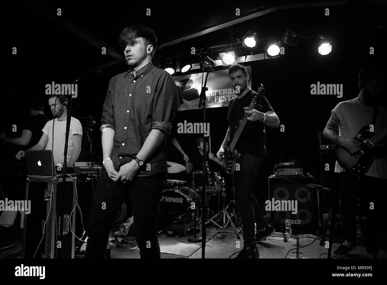 Le groupe de rock écossais Flood of Red effectue un concert live à Indra au German music festival Reeperbahn Festival 2014 à Hambourg. Ici chanteur Jordan Spiers est représenté sur scène. Allemagne, 19/09 2014. Banque D'Images