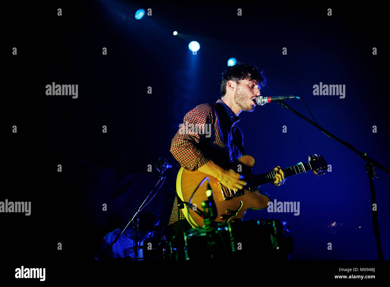 Le groupe de rock indépendant allemand animaux parler effectue un concert live de Das Freizeitzentrum ouest (FZW) à Dortmund. Musicien et guitariste ici Franko van Lankeren est représenté sur scène. Allemagne, 05/10 2013. Banque D'Images