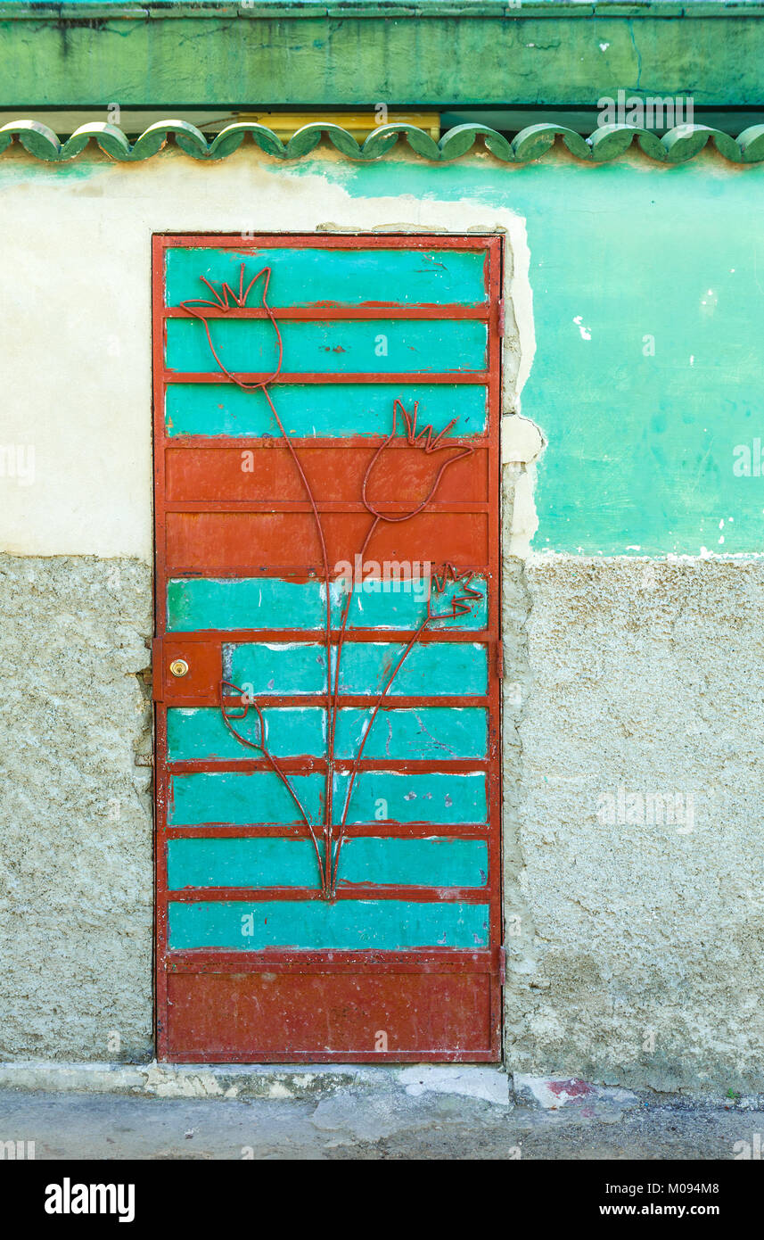 Fleuri rouge et porte de couleur Aqua à La Havane Cuba Banque D'Images