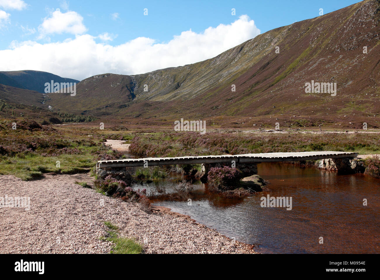Le flux de Dubh Loch se jette dans l'extrémité sud du Loch Muick dans Glen Muick sur le Balmoral Estate dans Aberdeenshire Banque D'Images Le flux de Dubh Loch se jette dans l'extrémité sud du Loch Muick dans Glen Muick sur le Balmoral Estate dans Aberdeenshire Banque D'Images