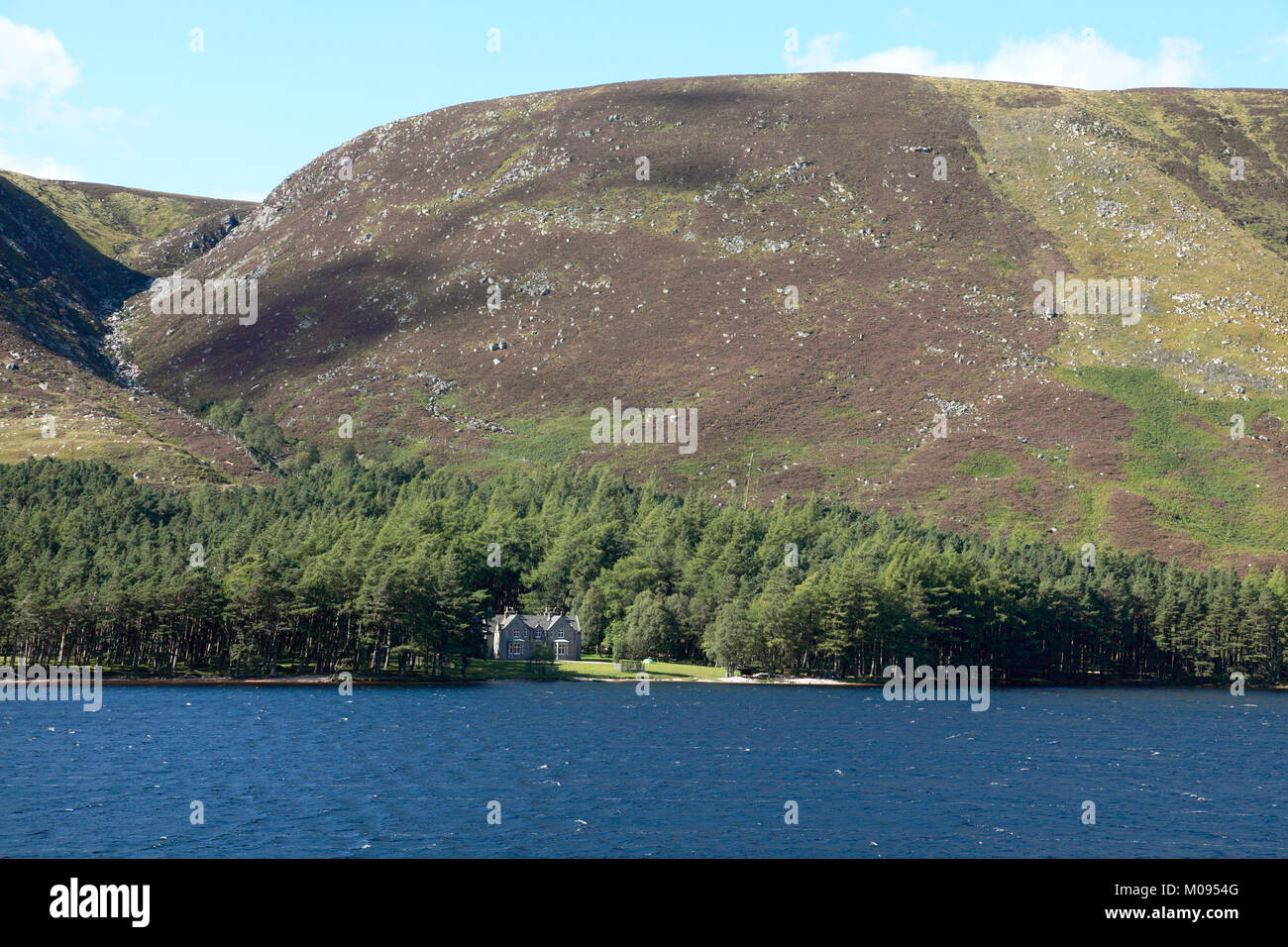 Glas-allt Shiel, le pavillon de chasse construit pour la reine Victoria sur la rive du Loch Muick sur le Balmoral Estate Banque D'Images