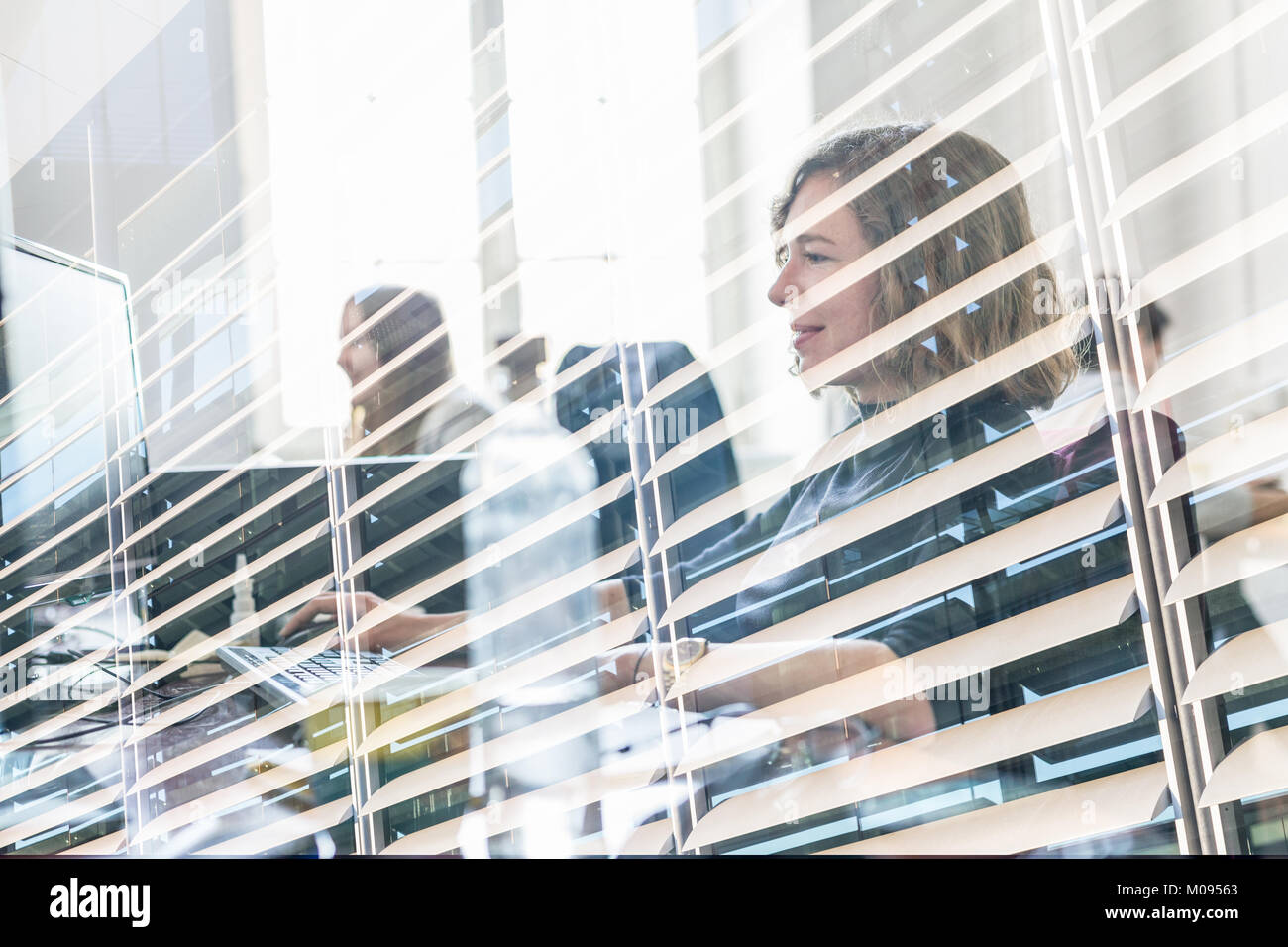 Yound consacrée Femme de l'équipe de développeurs de logiciels travaillant sur ordinateur de bureau Il statup company. Banque D'Images