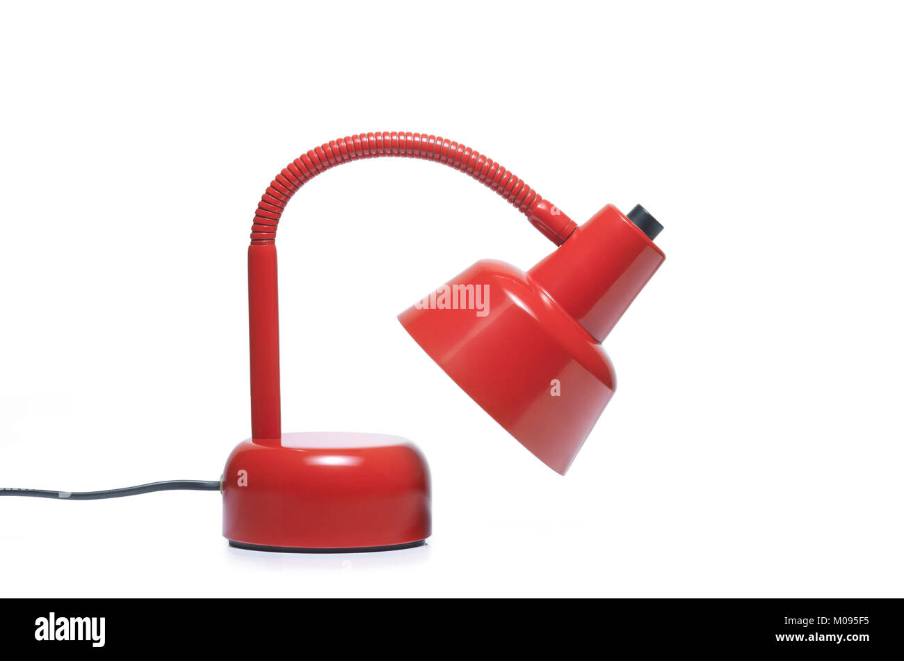 Couleur rouge desklamp et fil électrique sur fond blanc. clipping path Banque D'Images