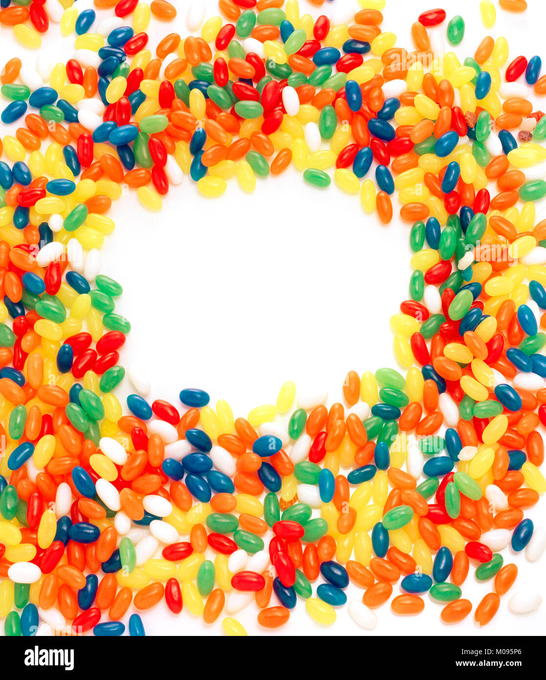Bonbons colorés avec copie espace blanc au centre de la mise en page Banque D'Images