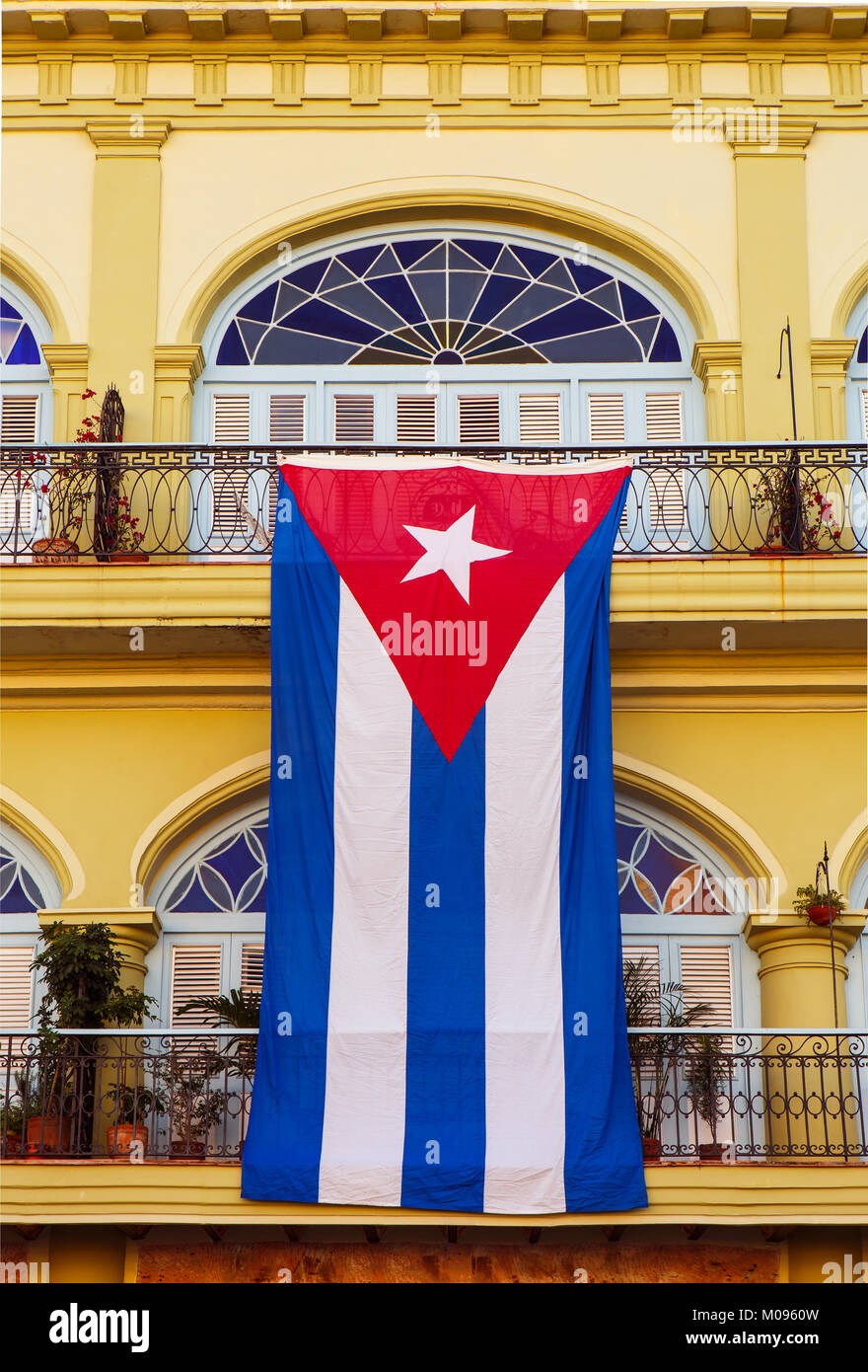 Haning drapeau cubain dans la vieille Place Plaza Vieja Banque D'Images