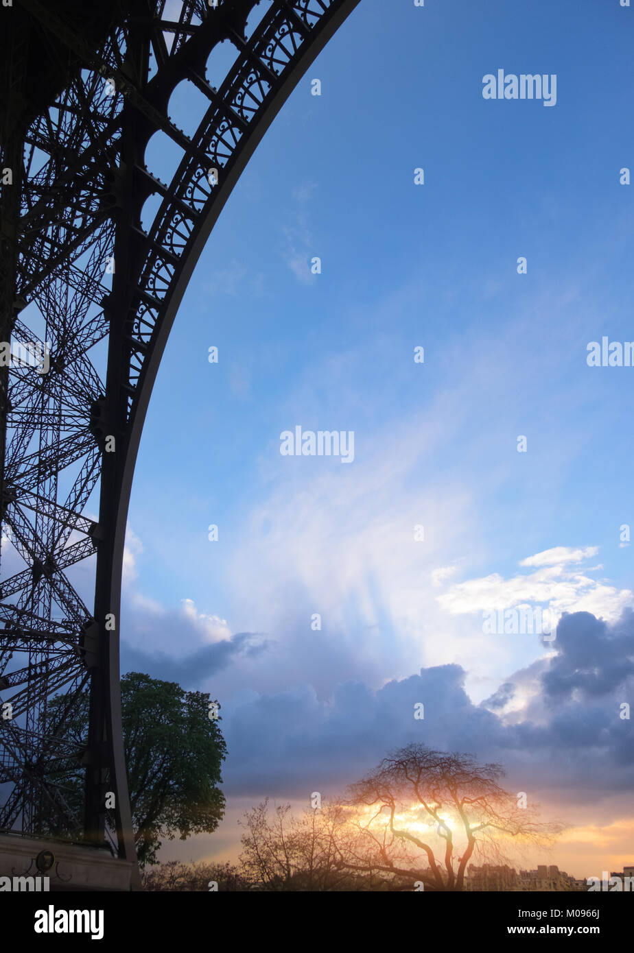 Romantique Paris avec fond coucher de soleil glorieux encadrées avec le côté de la Tour Eiffel. L'espace pour votre texte. Banque D'Images