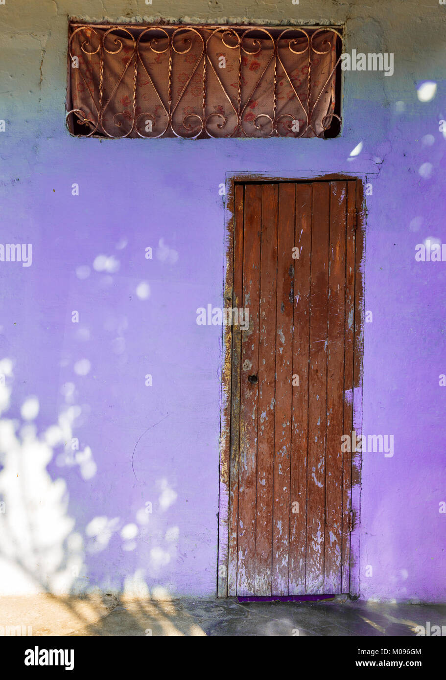 Vieux bâtiment avec mur mauve près de La Havane Cuba Banque D'Images