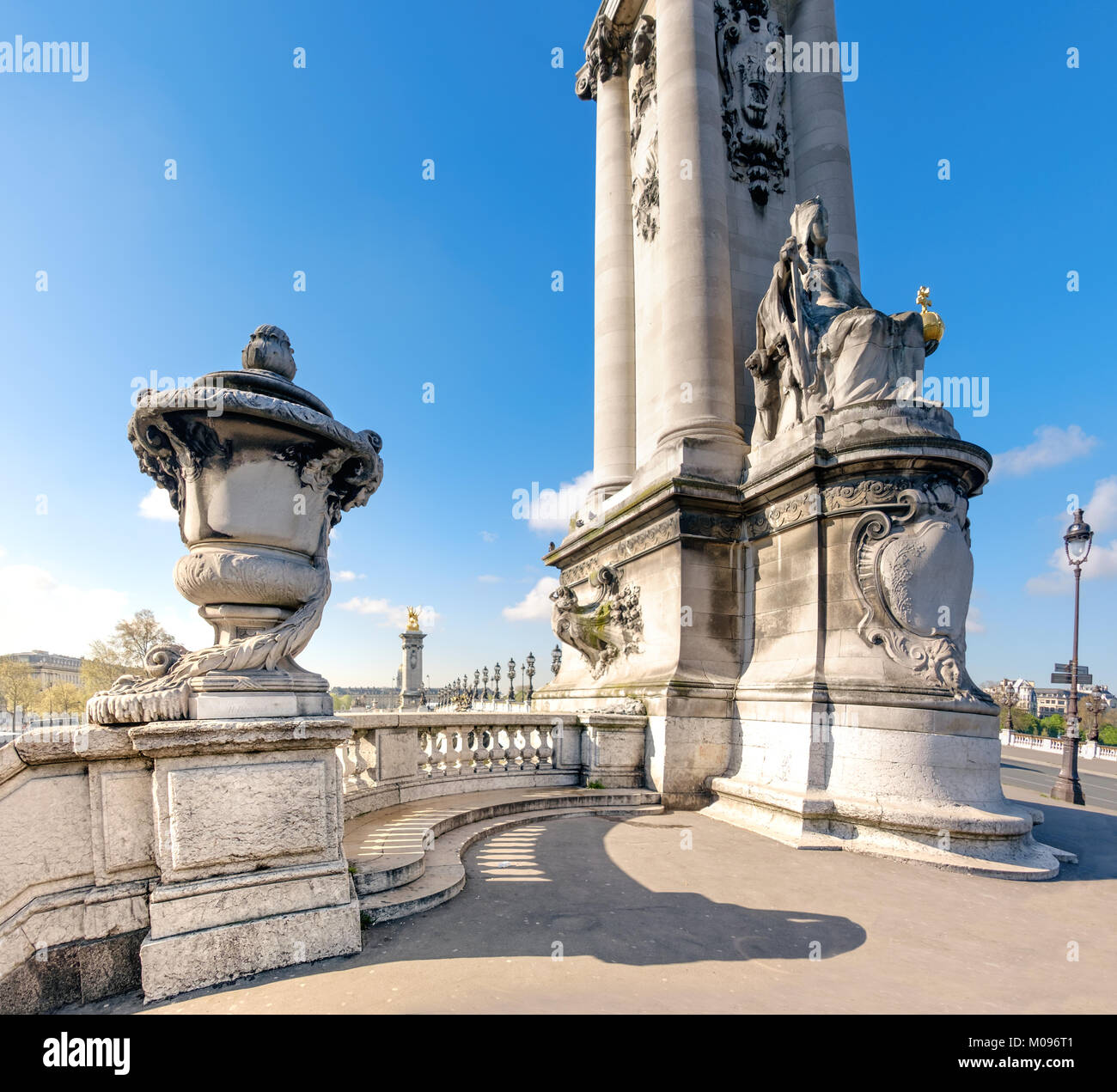 Entrée de Alexandre Pont de Paris par une belle journée ensoleillée, image panorama Banque D'Images