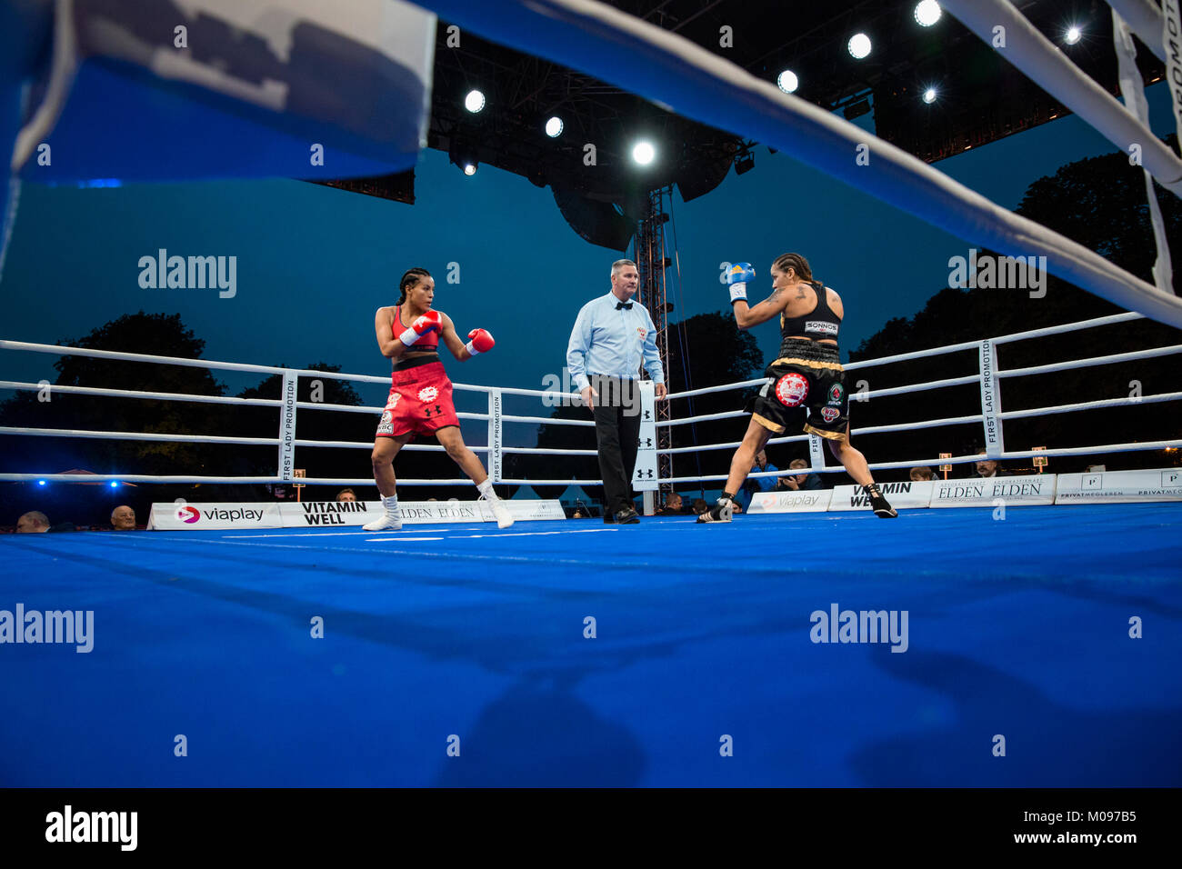 La Norvège, Bergen - 09 juin, 2017. Les boxeurs professionnels norvégienne Cecilia Braekhus (en rouge) et de l'Argentine Erica Farias (en noir) se rencontrent dans la lutte la bataille de Bergen à Bergen. (Photo crédit : Gonzales Photo - Jarle H. MEO). Banque D'Images