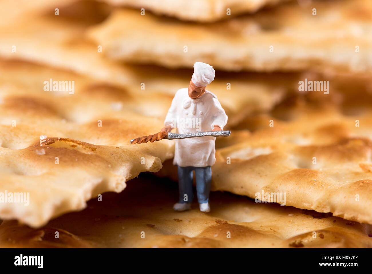 Petite figure de chef dans des BISCUITS Biscuits croquants à bord dans un concept d'une boulangerie et de la boulangerie Banque D'Images