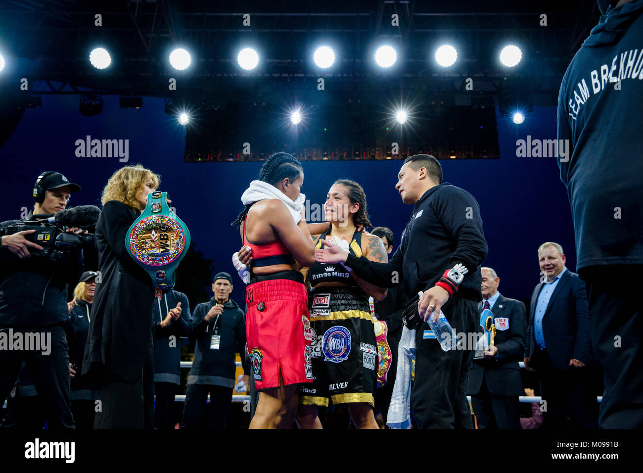 La Norvège, Bergen - 09 juin, 2017. Les boxeurs professionnels norvégienne Cecilia Braekhus (en rouge) et de l'Argentine Erica Farias (en noir) se rencontrent dans la lutte la bataille de Bergen à Bergen. (Photo crédit : Gonzales Photo - Jarle H. MEO). Banque D'Images