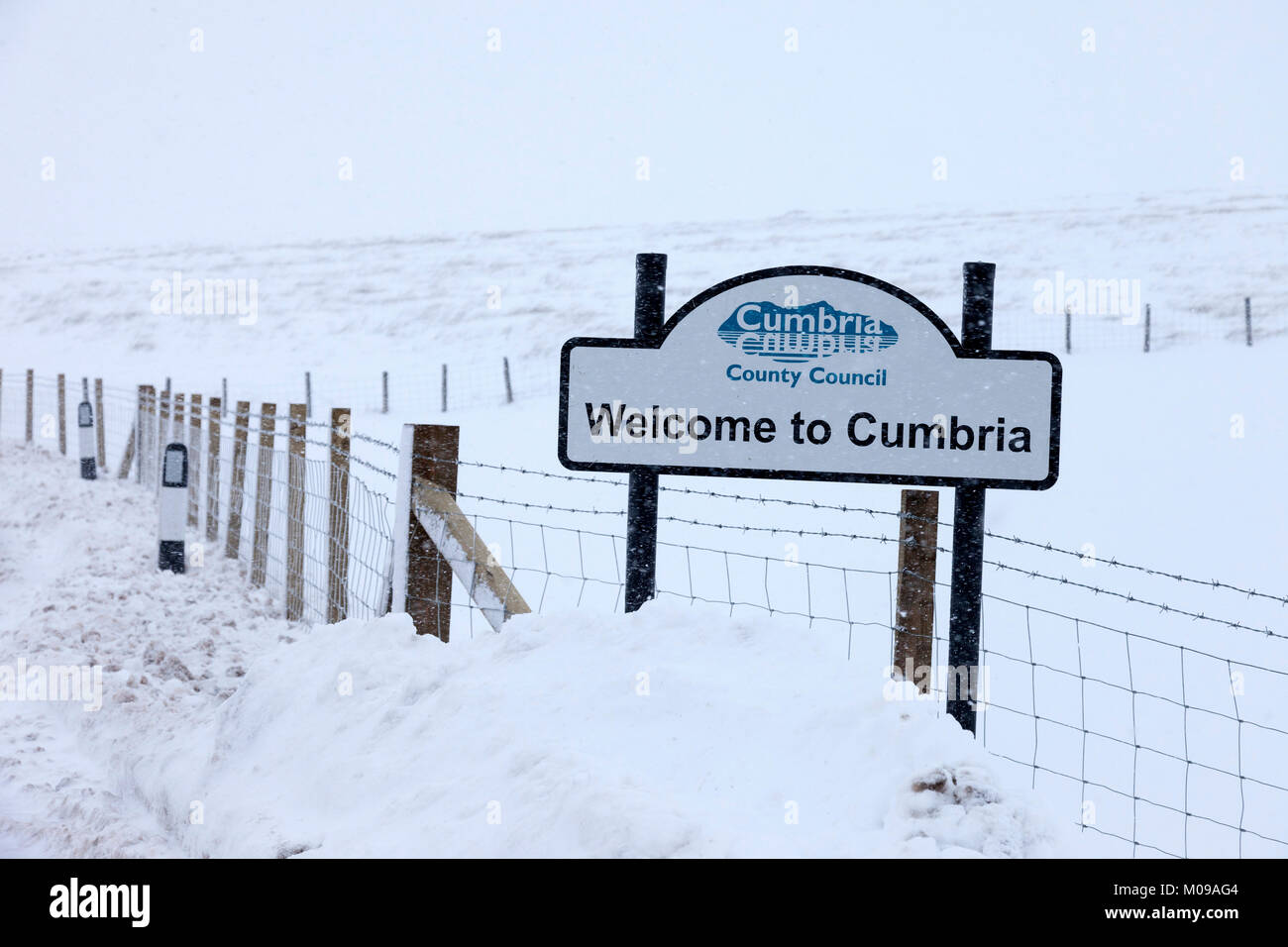 B6277 Teesdale, Cumbria, County Durham/Border UK. Vendredi 19 janvier 2018. Météo britannique. D'autres chutes de neige et la neige est toujours sur certaines des routes de haut niveau dans le Nord de l'Angleterre cet après-midi. Conditions de conduite sur la B6277 entre Middleton-in-Teesdale et Alston sont toujours dangereux. Crédit : David Forster/Alamy Live News Banque D'Images