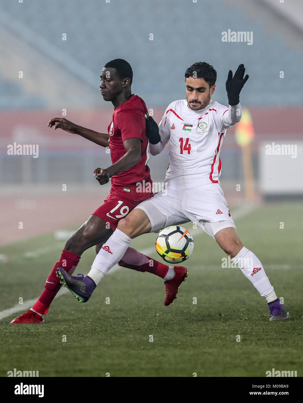 Changzhou, Jiangsu Province de la Chine. 19 Jan, 2018. Almoez Ali(L) du Qatar rivalise avec Yousef Alashhab de Palestine au cours du trimestre dernier entre le Qatar et la Palestine à l'AFC 2018 championnat U23 à Changzhou, Jiangsu Province de Chine orientale, le 19 janvier 2018. Crédit : Yang Lei/Xinhua/Alamy Live News Banque D'Images