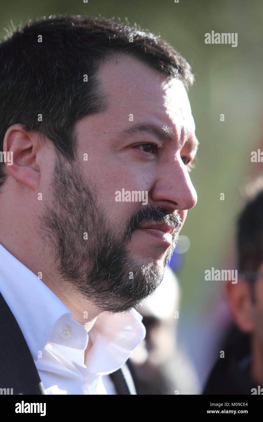 Roccasecca, Italie - 18 janvier 2018 - Matteo Salvini répond aux travailleurs de l'usine Ideal Standard Banque D'Images