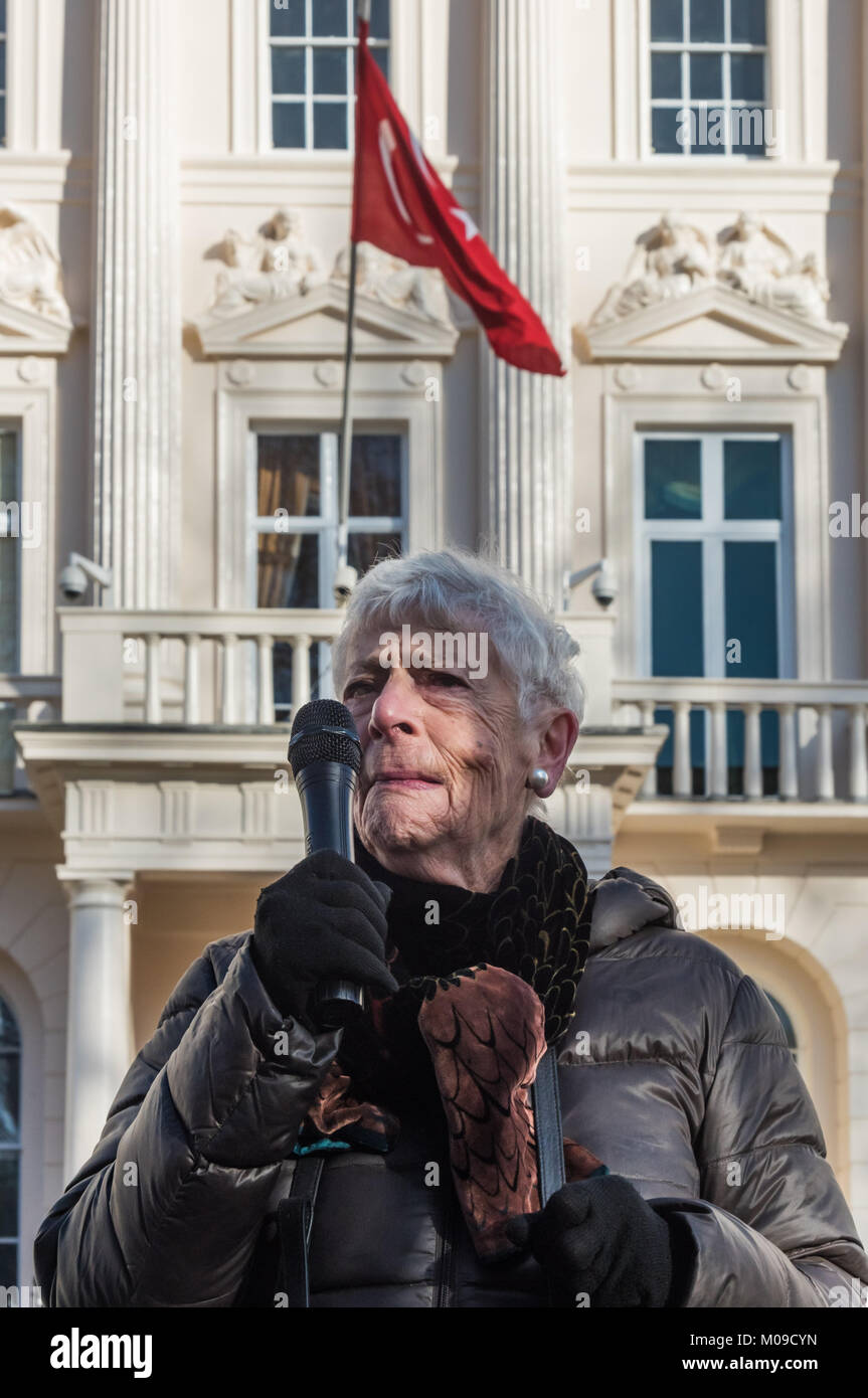 Londres, Royaume-Uni. 19 janvier 2018. Margaret Owen ardresses kurdes qui protestaient devant l'ambassade de Turquie en tant que forces turques massives se rassembleront sur la frontière avec la Syrie et l'artillerie sont Afrin, un canton de Rojova kurde dans le nord-ouest de la Syrie qui est défendu par le GPJ, une milice Kurde syrien. Erdogan affirme la GPJ sont un groupe terroriste allié à des travailleurs du Kurdistan (PKK), interdit en Turquie, et a déclaré qu'il des crédit : Peter Marshall/Alamy Live News Banque D'Images