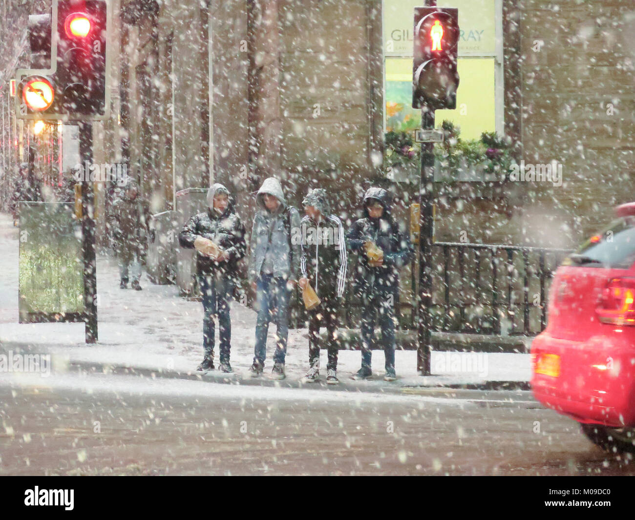 Glasgow, Royaume-Uni. 19 Jan, 2018. De très fortes averses de neige dans le centre-ville de Glasgow. West George Street à l'Est. Credit : ALAN OLIVER/Alamy Live News Banque D'Images