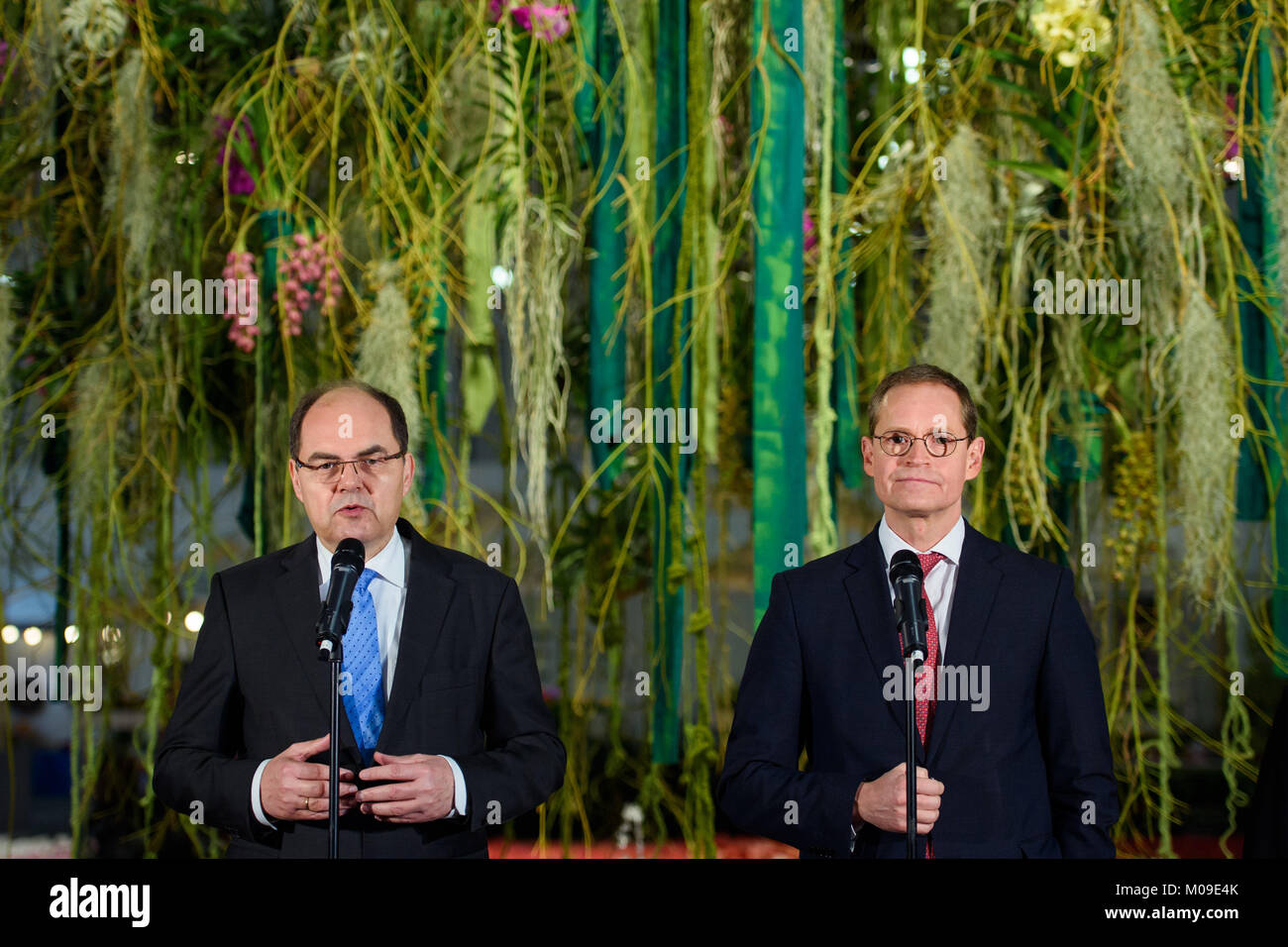 Berlin, Allemagne. 18 janvier, 2018. Le ministre de l'Agriculture, Christian Schmidt (L-R) de l'Union chrétienne sociale (CSU) et le maire de Berlin Michael Mueller du Parti Social-démocrate (SPD) Donnez un communiqué de presse dans le hall de la société à la 83e Semaine verte internationale de Berlin, Allemagne, 18 janvier 2018. Credit : Gregor Fischer/dpa/Alamy Live News Banque D'Images