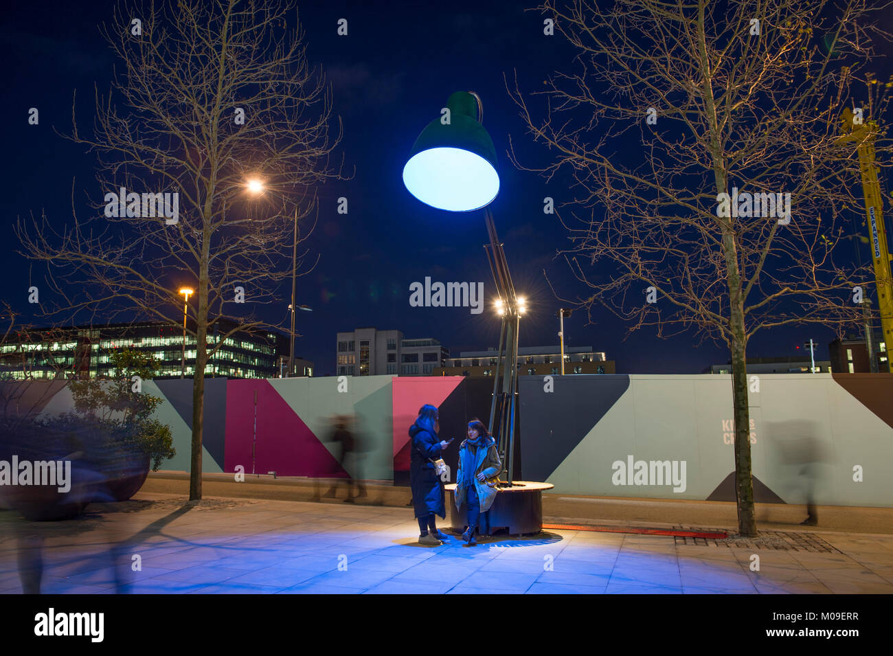 Londres, Royaume-Uni. 19 Jan, 2018. Endroits de Kings Cross à Londres disposent d'affichage lumineux spectaculaires créés par des artistes de classe mondiale et l'élaboration de grandes foules. Lampounette à Kings Avenue est conçu par l'inclinaison, une série de lampes de bureau. Credit : Malcolm Park/Alamy Live News. Banque D'Images