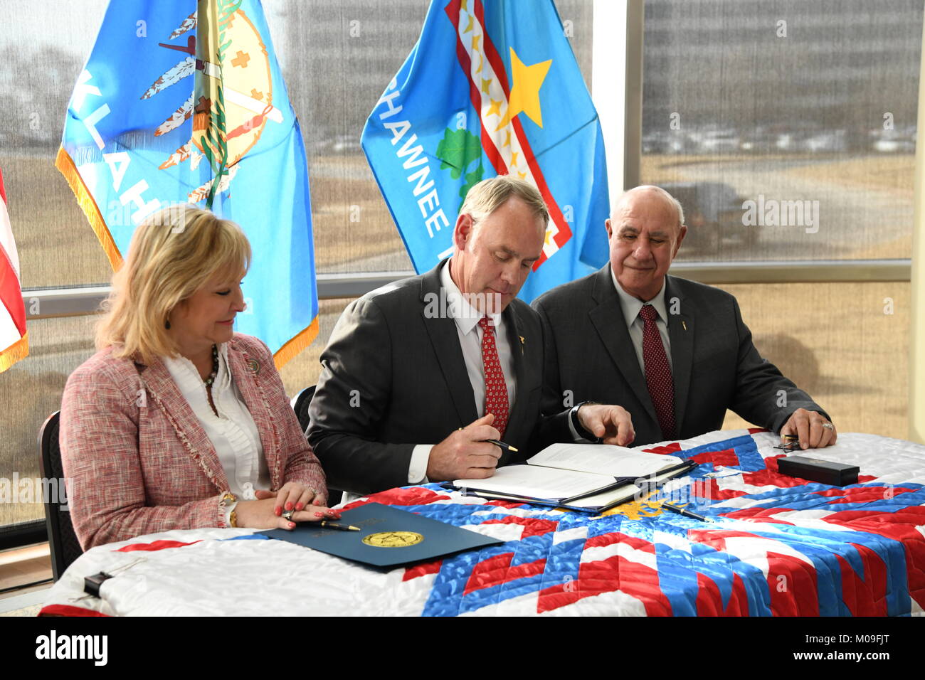 Le secrétaire américain de l'intérieur Ryan Zinke, centre, flanquée de Virginia Gov. Mary Fallin, à gauche, et le chef Ron Sparkman, Shawnee Tribe de l'Oklahoma au cours d'une cérémonie de signature d'approuver un nouveau casino pour la tribu 19 Janvier, 2018 à Oklahoma City, Oklahoma. Banque D'Images