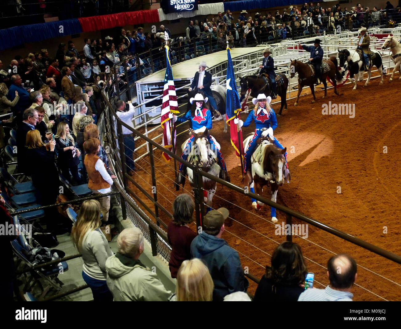 Fort Worth, USA. 19 Jan, 2018. Ouverture de la 100e anniversaire de l'Fort Worth Stockshow et le rodéo a commencé avec le color guard suivie par personnes honorées, le premier jour de la Professional Rodeo Cowboy sanctionnée par l'Association. Crédit : J. G. Domke/Alamy Live News Banque D'Images