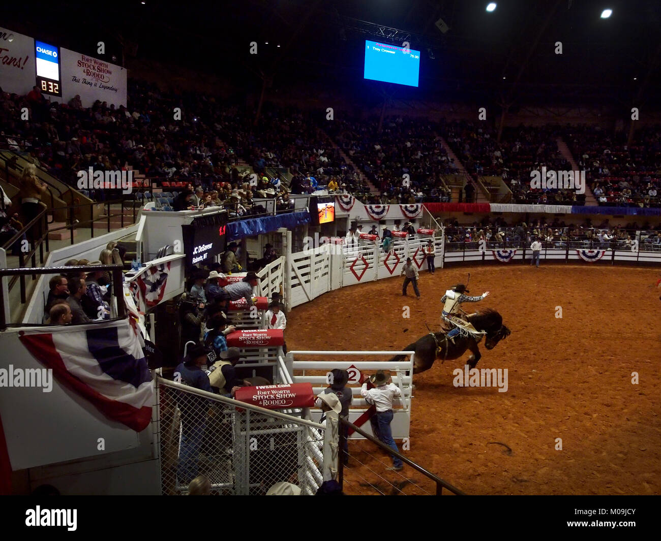 Fort Worth, USA. 19 Jan, 2018. Rodéo d'ouverture à la plus vieille piscine rodéo au monde, le Fort Worth Stock Show and Rodeo célèbre 100 ans de compétition à l'intérieur. Photo de cowboy professionnel participant à la voltige en événement. Le Rodeo est sanctionné comme un professionnel Rodeo Cowboy Association événement. Crédit : J. G. Domke/Alamy Live News Banque D'Images