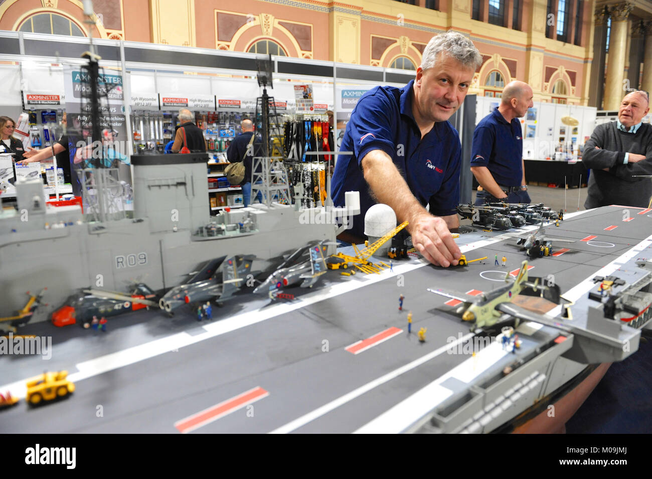 Londres, Royaume-Uni. 19 Jan, 2018. David Fortey (ancien combattant de la Marine royale) avec son 3.8m/12.5FT, 1:72 maquette du navire amiral porte-avions HMS Ark Royal. Le modèle a été construit sur une période de 25 ans à l'aide de l'original des plans constructeurs Ministère de la Défense. Le modèle est présentée à l'exposition de Londres l'ingénierie des modèles de l'Alexandra Palace, Londres. L'émission est maintenant dans sa 22e année, et attire environ 14 000 visiteurs. Crédit : Michael Preston/Alamy Live News Banque D'Images