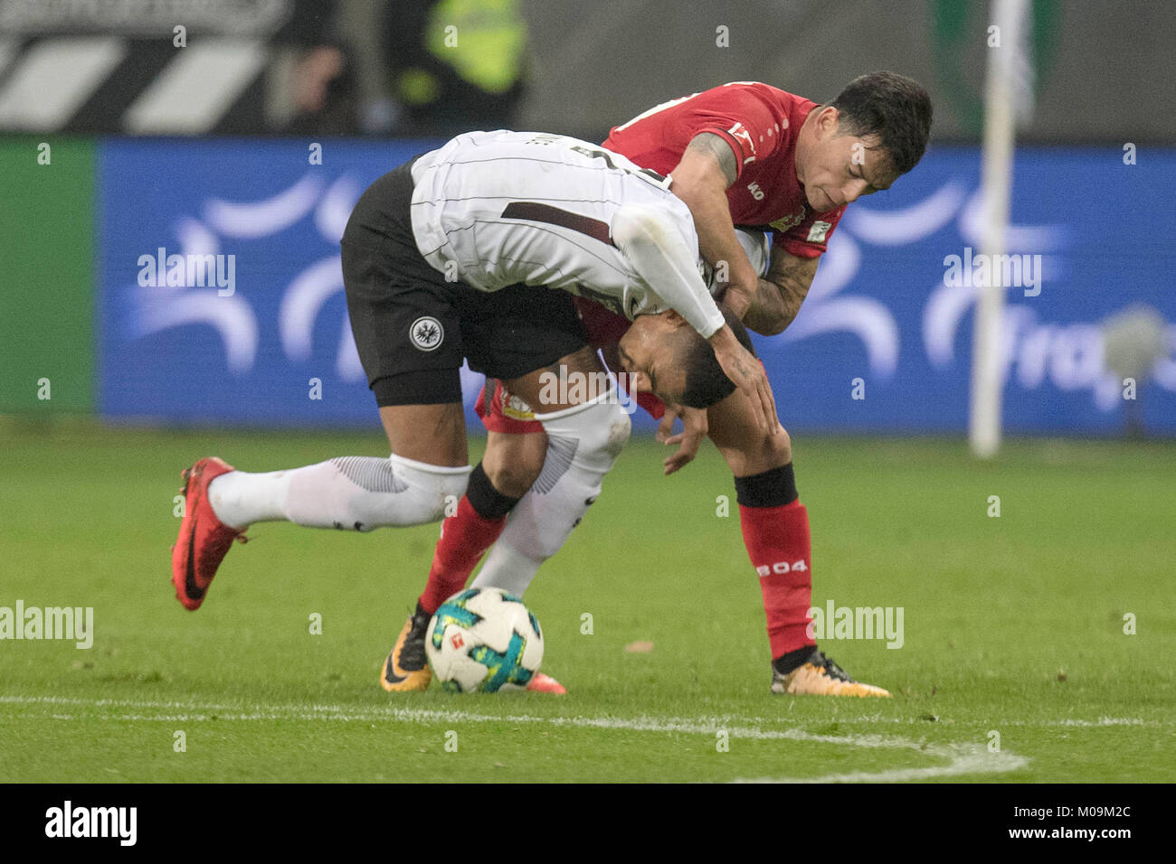 Charles ARANGUIZ (LEV)(r) ringt Kevin-Prince BOATENG (F) nieder ; Spielszene ; Fussball 1. Bundesliga, Saison 2017 / 2018, 13. Journée, Eintracht Frankfurt (F) - Bayer 04 Leverkusen (LEV) 0:1, am 25.11.2017 in Frankfurt am Main / Allemagne. Dans le monde d'utilisation | Banque D'Images