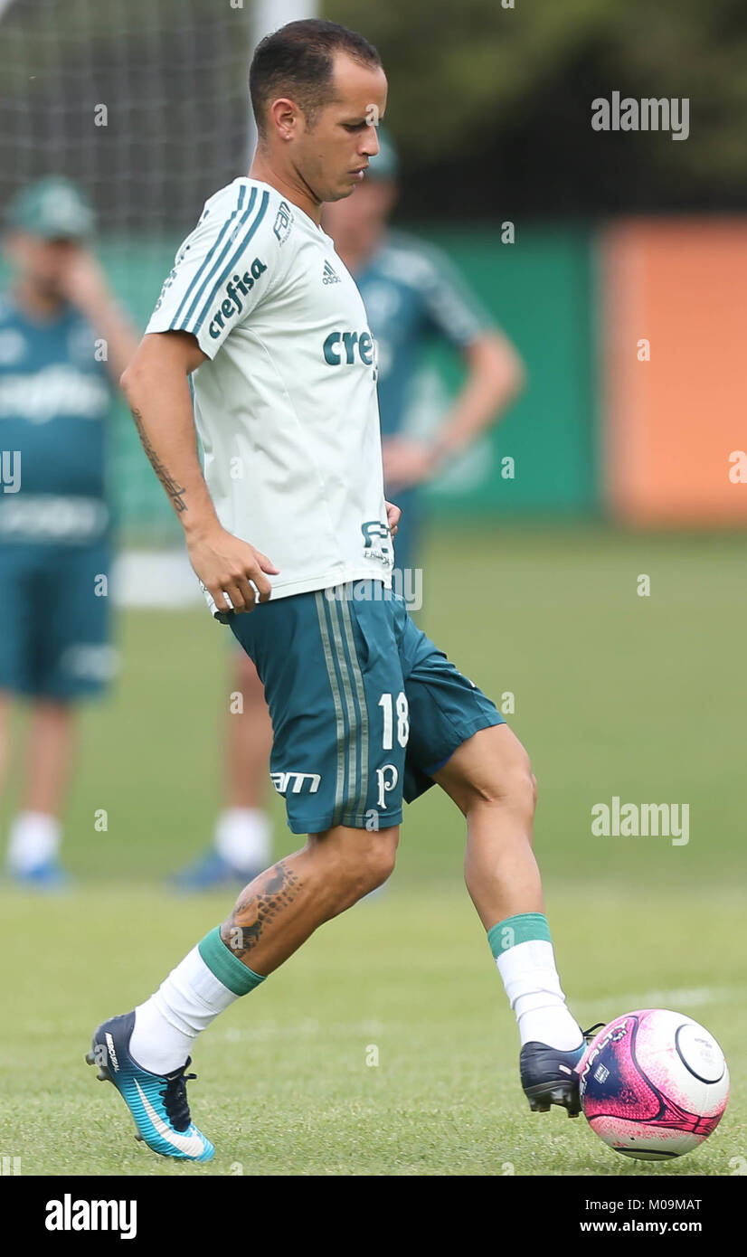 SÃO PAULO, SP - 19.01.2018 : TREINO N PALMEIRAS - Le joueur Guerra, SE Palmeiras duarnte, formation à l'Académie de football. (Photo : Cesar Greco/Fotoarena) Banque D'Images