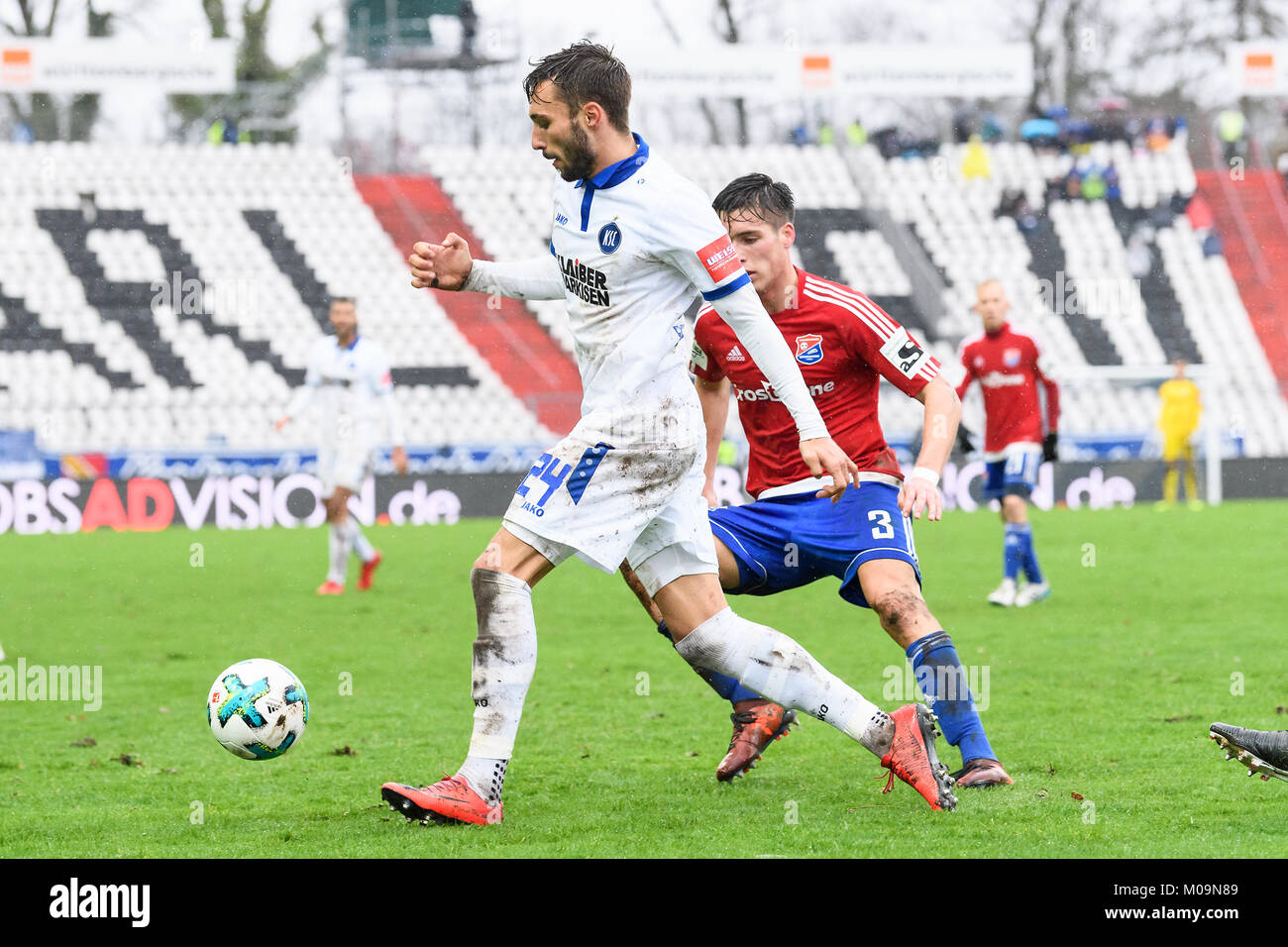 Karlsruhe, Allemagne. 20 Jan, 2018. Fabian Schleusener (KSC) im duels avec Thomas Gästehaus Winkler (Munich). GES/ Fussball/ 3. Liga : Karlsruher SC-mer, 20.01.2018 - --/ Football Soccer 3e Division : Karlsruher SC vs Team, Karlsruhe, Jan, 20, 2018 -- dans le monde d'utilisation |Crédit : afp/Alamy Live News Banque D'Images