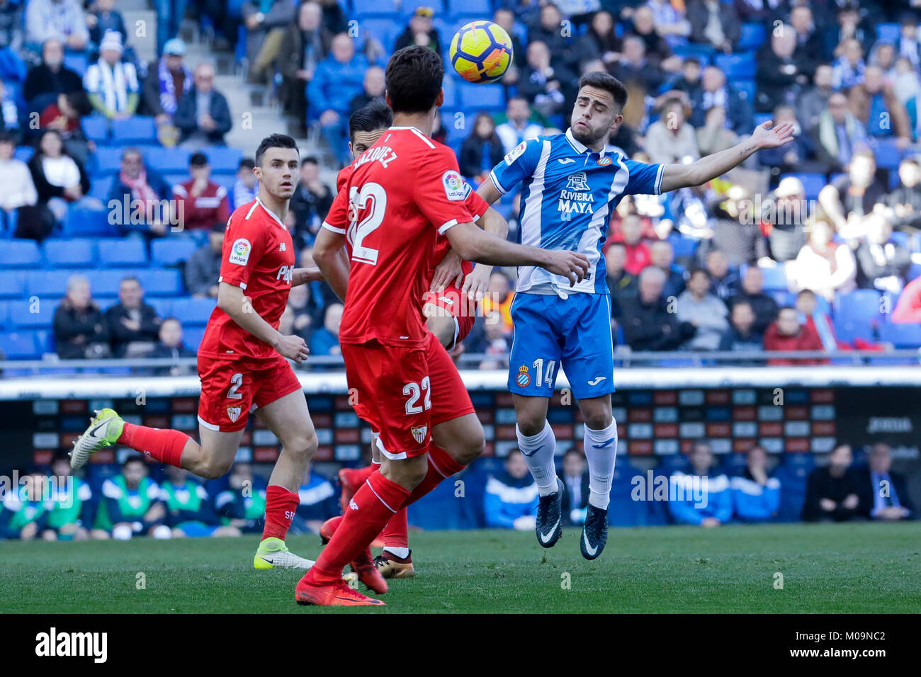 Cornella de Llobregat, Espagne. 18 janvier, 2018. Stade RCDE, Cornella de Llobregat, Barcelone, Espagne. Oscar Melendo lancer la balle pendant le match de la Liga le 20e round entre le RCD Espanyol v FC Séville à RCDE Stadium le 21 janvier 2018 dans Carmella del Llobregat, Barcelone, Espagne. Photo : G. Loinaz/Alamy Live News Banque D'Images