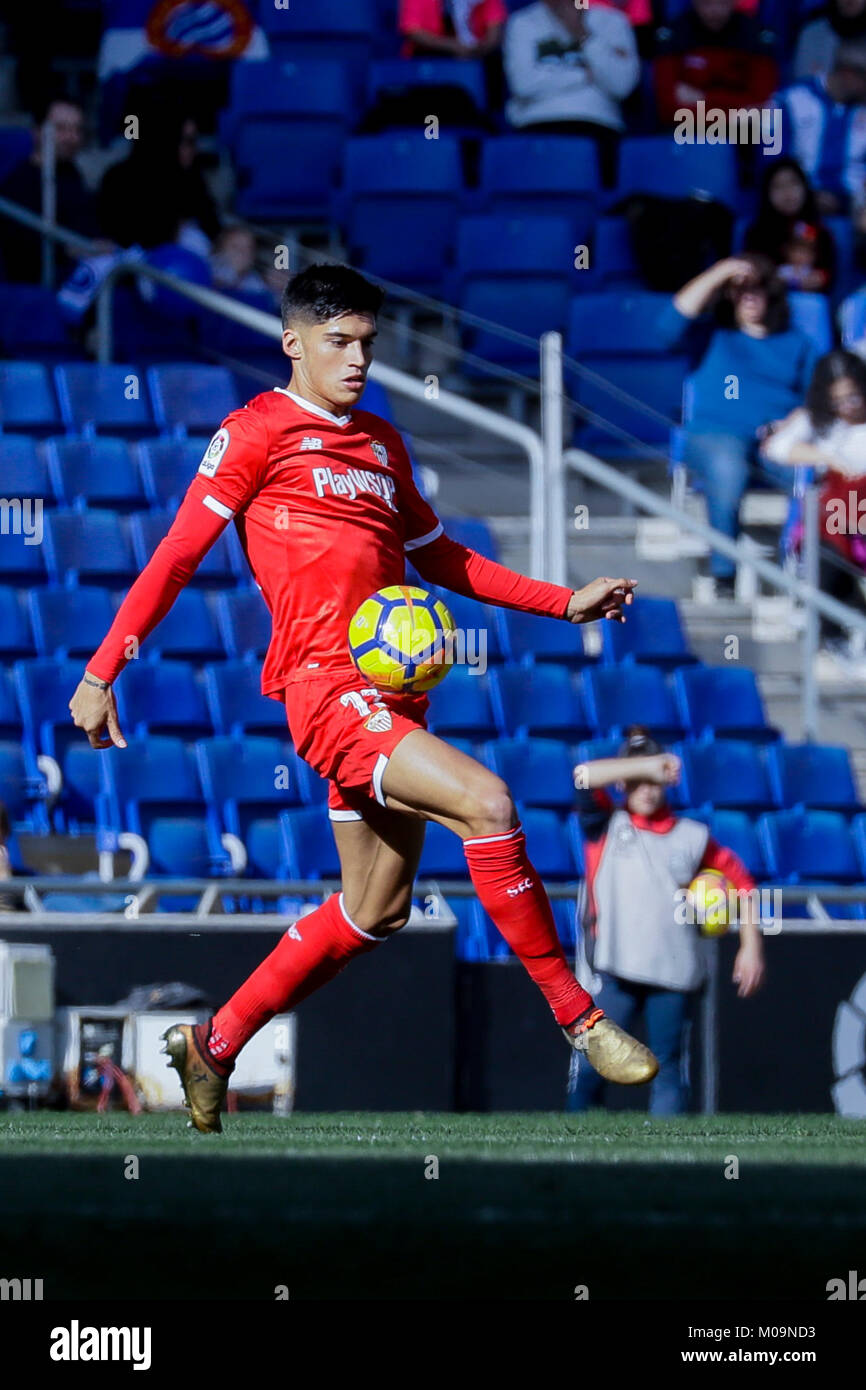 Cornella de Llobregat, Espagne. 18 janvier, 2018. Stade RCDE, Cornella de Llobregat, Barcelone, Espagne. Pablo Sarabia rides une balle pendant le match de la Liga le 20e round entre le RCD Espanyol v FC Séville à RCDE Stadium le 21 janvier 2018 dans Carmella del Llobregat, Barcelone, Espagne. Photo : G. Loinaz/Alamy Live News Banque D'Images