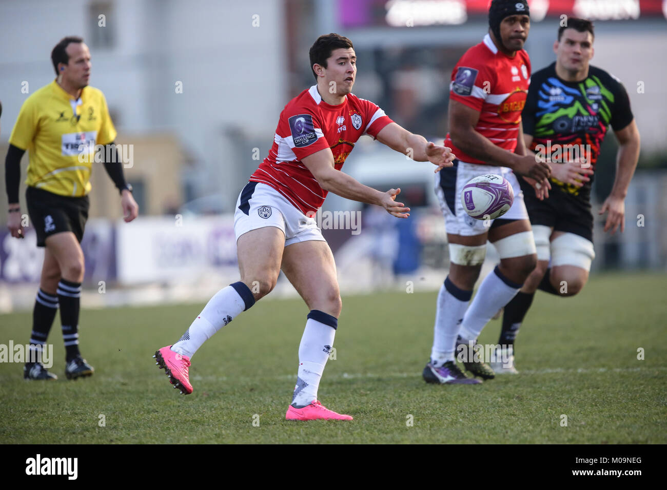 Parme, Italie. 20 Jan, 2018. Agen's fly moitié Hugo Verdu passe le ballon dans le match contre l'incident enregistrées en Zèbre Challenge Cup 2017/18. Credit : Massimiliano Carnabuci/Alamy Live News Banque D'Images