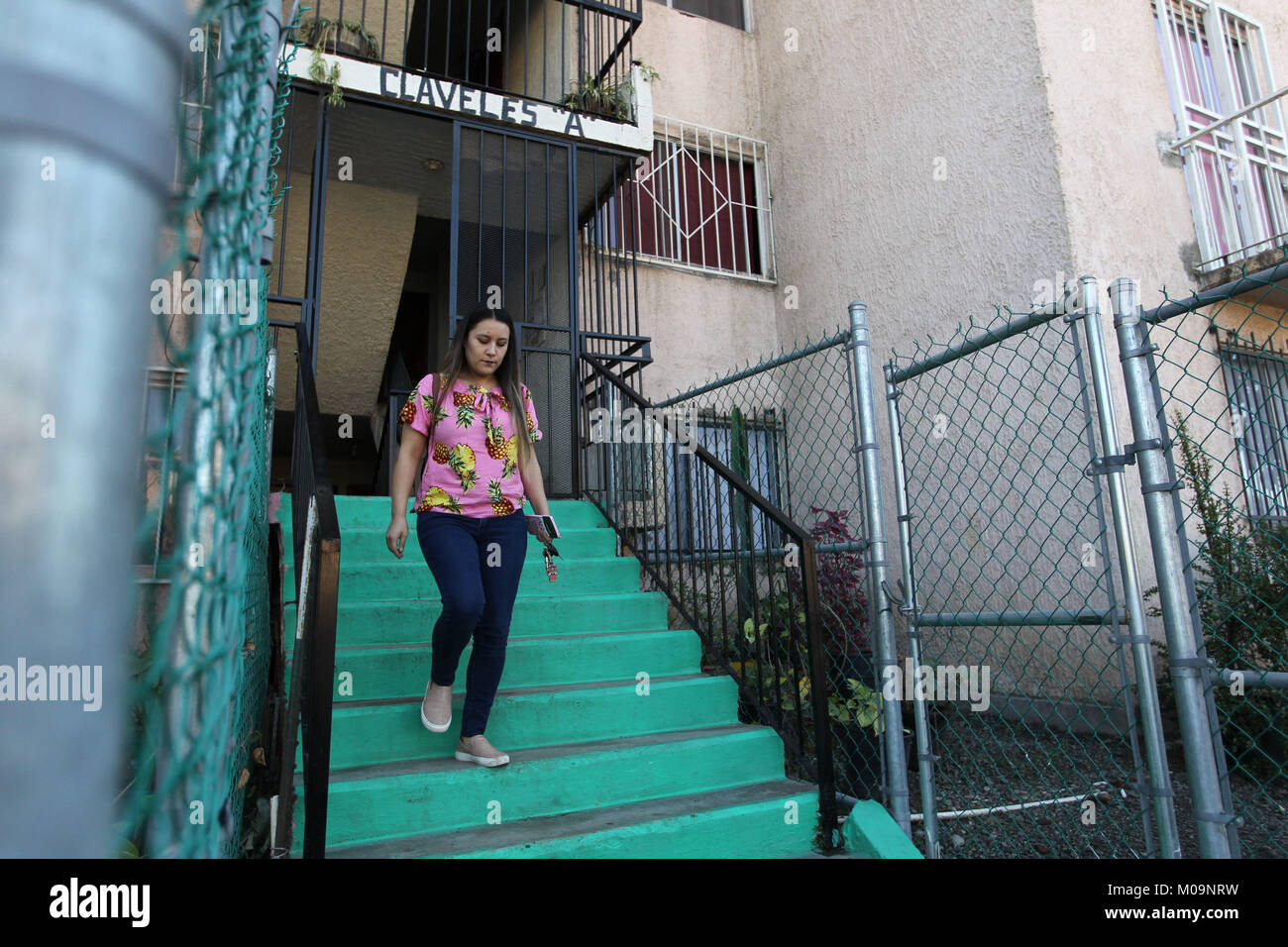 (180120) -- TIJUANA, 20 janvier 2018 (Xinhua) -- Hazell Sepulveda quitte pour le boder à Tijuana, Mexique, 11 janvier 2018. Hazell Sepulveda, 26 ans, est né à San Diego de parents mexicains, et elle réside à Tijuana maintenant. Il lui faut cinq minutes pour traverser le point de passage de Otay avant l'aube chaque jour, avant de travailler à la cuisine d'un McDonald's à seulement 500 pas de la frontière. Une longue et bien gardées clôture avec seulement trois passerelles divise les deux villes, un marché de 6,5 millions d'habitants et une économie qui génère 230 milliards de dollars américains par année, selon le ministère des Affaires Étrangères.(Xinhua/Xu Ru Banque D'Images