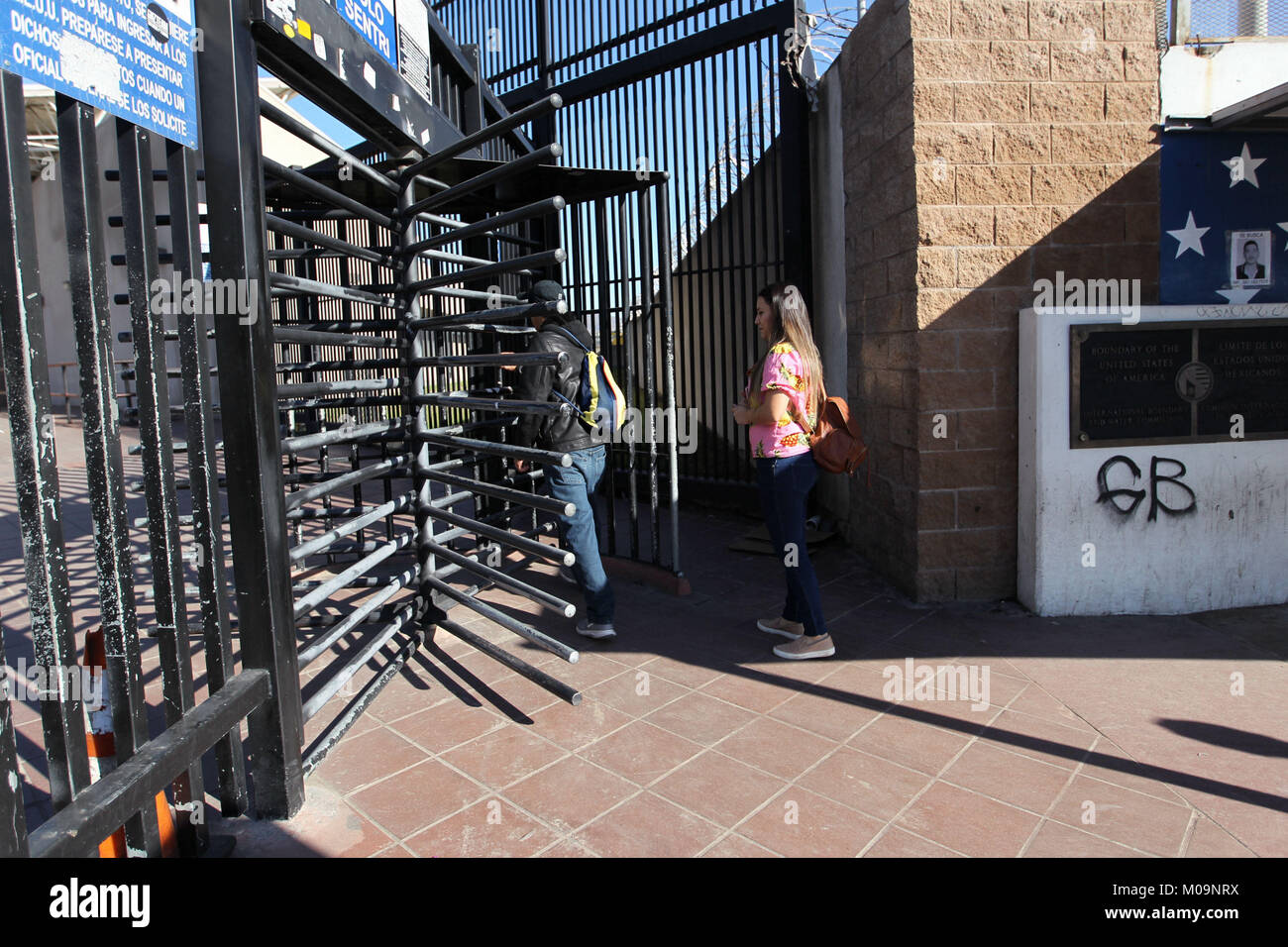(180120) -- TIJUANA, 20 janvier 2018 (Xinhua) -- Hazell Sepulveda traverse la frontière entre le Mexique et les États-Unis à Tijuana, au Mexique, le 11 janvier 2018. Hazell Sepulveda, 26 ans, est né à San Diego de parents mexicains, et elle réside à Tijuana maintenant. Il lui faut cinq minutes pour traverser le point de passage de Otay avant l'aube chaque jour, avant de travailler à la cuisine d'un McDonald's à seulement 500 pas de la frontière. Une longue et bien gardées clôture avec seulement trois passerelles divise les deux villes, un marché de 6,5 millions d'habitants et une économie qui génère 230 milliards de dollars américains par année, selon la Suite logicielle Mexi Banque D'Images