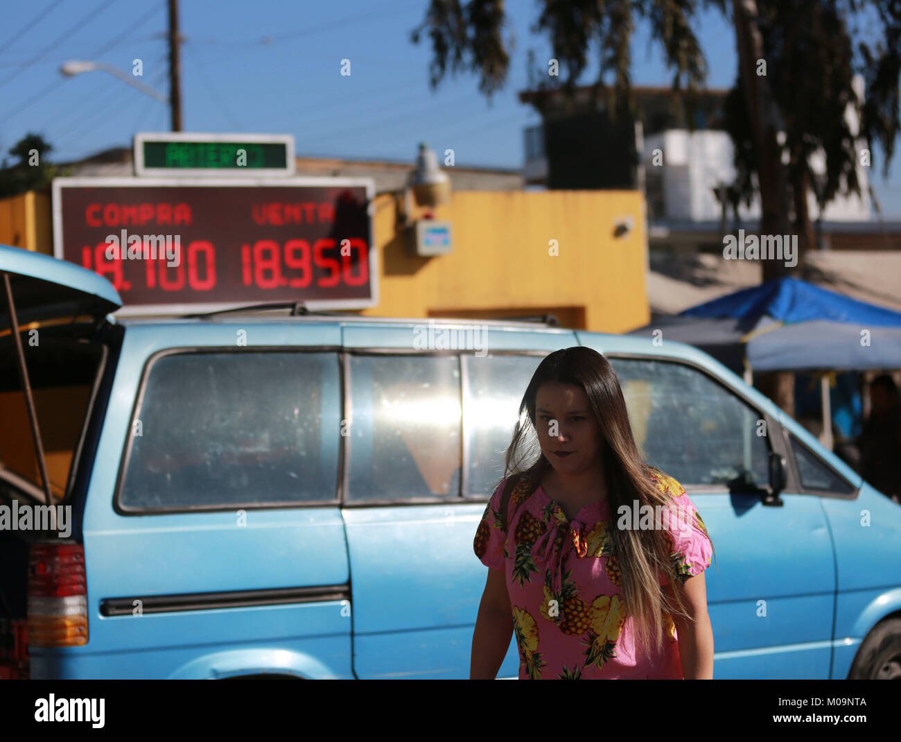 (180120) -- TIJUANA, 20 janvier 2018 (Xinhua) -- Hazell Sepulveda va à une gare de passage de la frontière à Tijuana, Mexique, 11 janvier 2018. Hazell Sepulveda, 26 ans, est né à San Diego de parents mexicains, et elle réside à Tijuana maintenant. Il lui faut cinq minutes pour traverser le point de passage de Otay avant l'aube chaque jour, avant de travailler à la cuisine d'un McDonald's à seulement 500 pas de la frontière. Une longue et bien gardées clôture avec seulement trois passerelles divise les deux villes, un marché de 6,5 millions d'habitants et une économie qui génère 230 milliards de dollars américains par année, selon le ministère des Affaires étrangères du Mexique. Banque D'Images