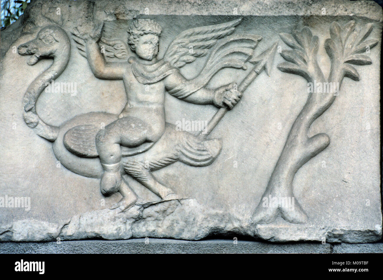 La sculpture sur marbre tombeau gréco-romaine ou sarcophage montrant un ange ailé équitation une autruche, découvert dans la région d'Izmir de l'ouest de la Turquie Banque D'Images