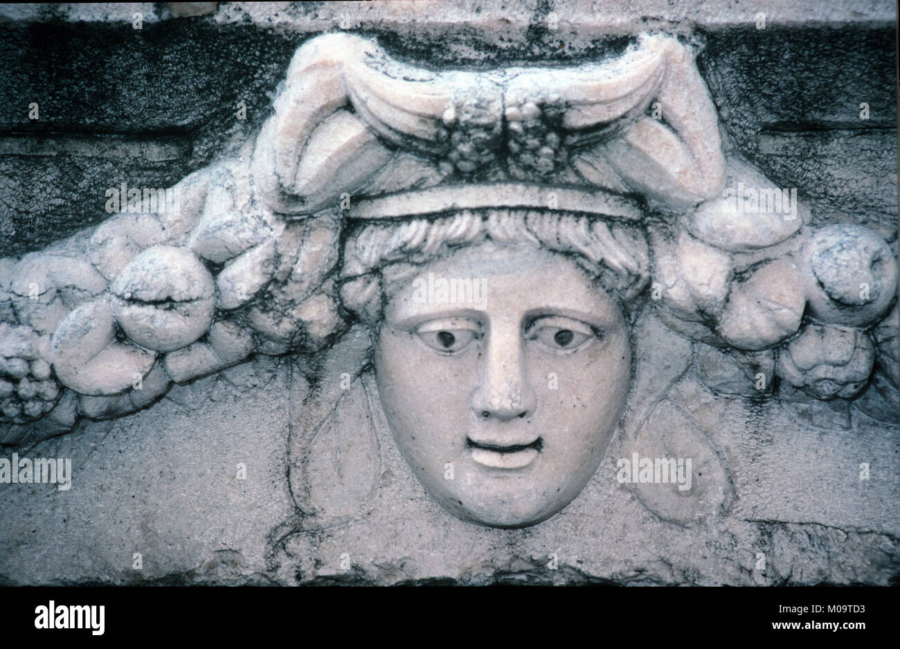 Tête de Femme en pierre sculptée avec une guirlande de fruits et de fleurs, sur un sarcophage gréco-romaine ou tombeau, d'Aphrodisias Turquie Banque D'Images