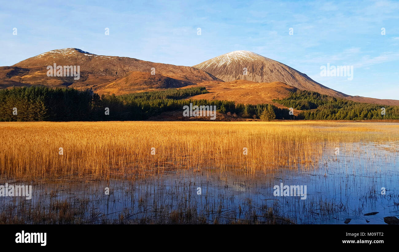 Les montagnes Cuillin rouges sur l'île de Skye à travers le Loch Cill Chriosd en Ecosse sont un aimant pour les randonneurs, les marcheurs et les grimpeurs Banque D'Images Les montagnes Cuillin rouges sur l'île de Skye à travers le Loch Cill Chriosd en Ecosse sont un aimant pour les randonneurs, les marcheurs et les grimpeurs Banque D'Images