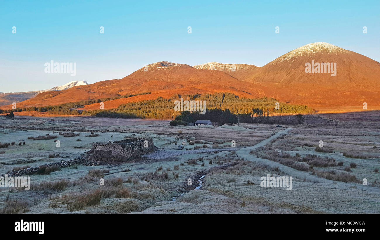 Vues sur les montagnes Cuillin rouges sur l'île de Skye. Les îles sont un aimant pour les marcheurs, randonneurs et alpinistes même dans la rudesse d'un hiver écossais. Banque D'Images Vues sur les montagnes Cuillin rouges sur l'île de Skye. Les îles sont un aimant pour les marcheurs, randonneurs et alpinistes même dans la rudesse d'un hiver écossais. Banque D'Images