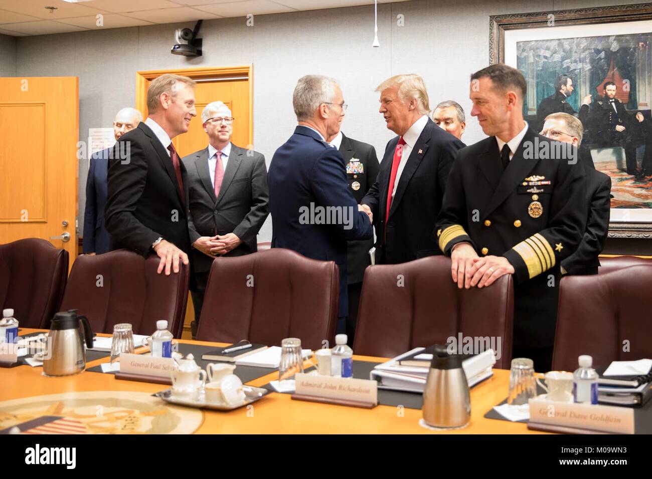 Le Président américain Donald Trump parle avec le Vice-président du Comité des chefs d'état-major général Paul Selva, centre, au cours d'une réunion avec le secrétaire à la Défense, James Mattis et des dirigeants militaires au Pentagone le 18 janvier 2018 à Arlington, en Virginie. Banque D'Images