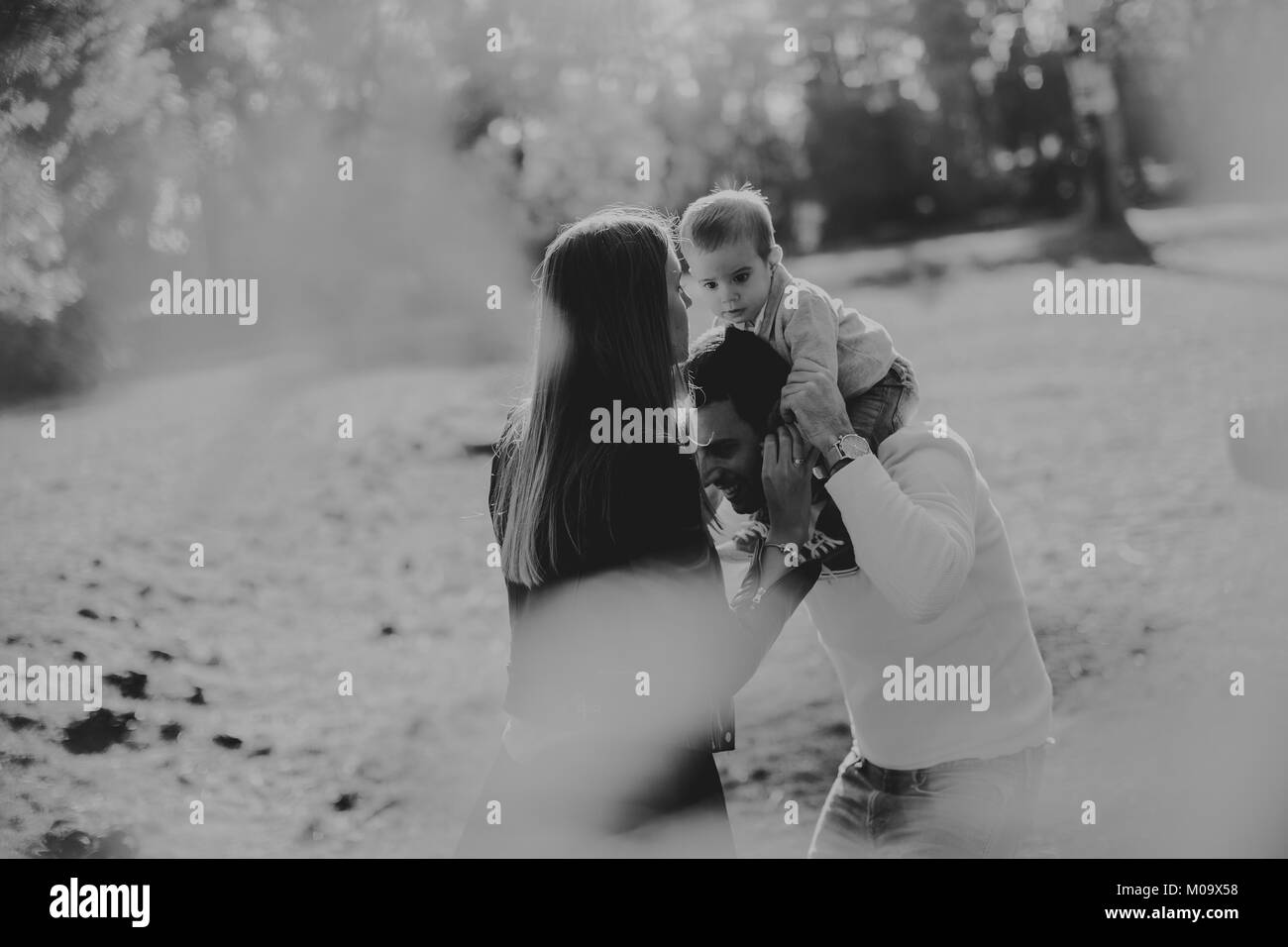Happy Family posing with baby boy in autumn park Banque D'Images