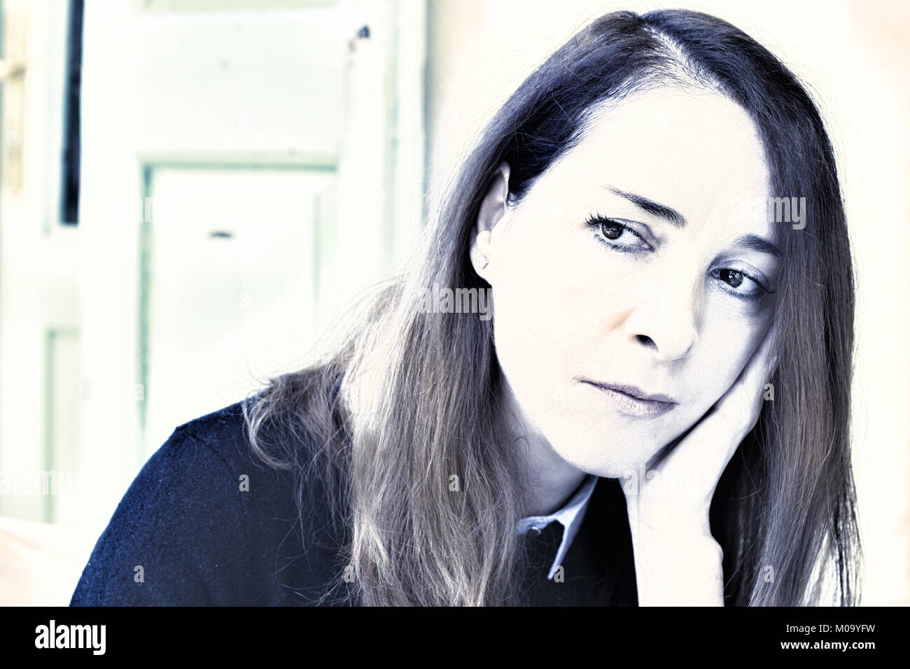 Portrait of a young woman, 46 ans, la pensée, triste, à l'écart, à l'extérieur, le grec. Banque D'Images