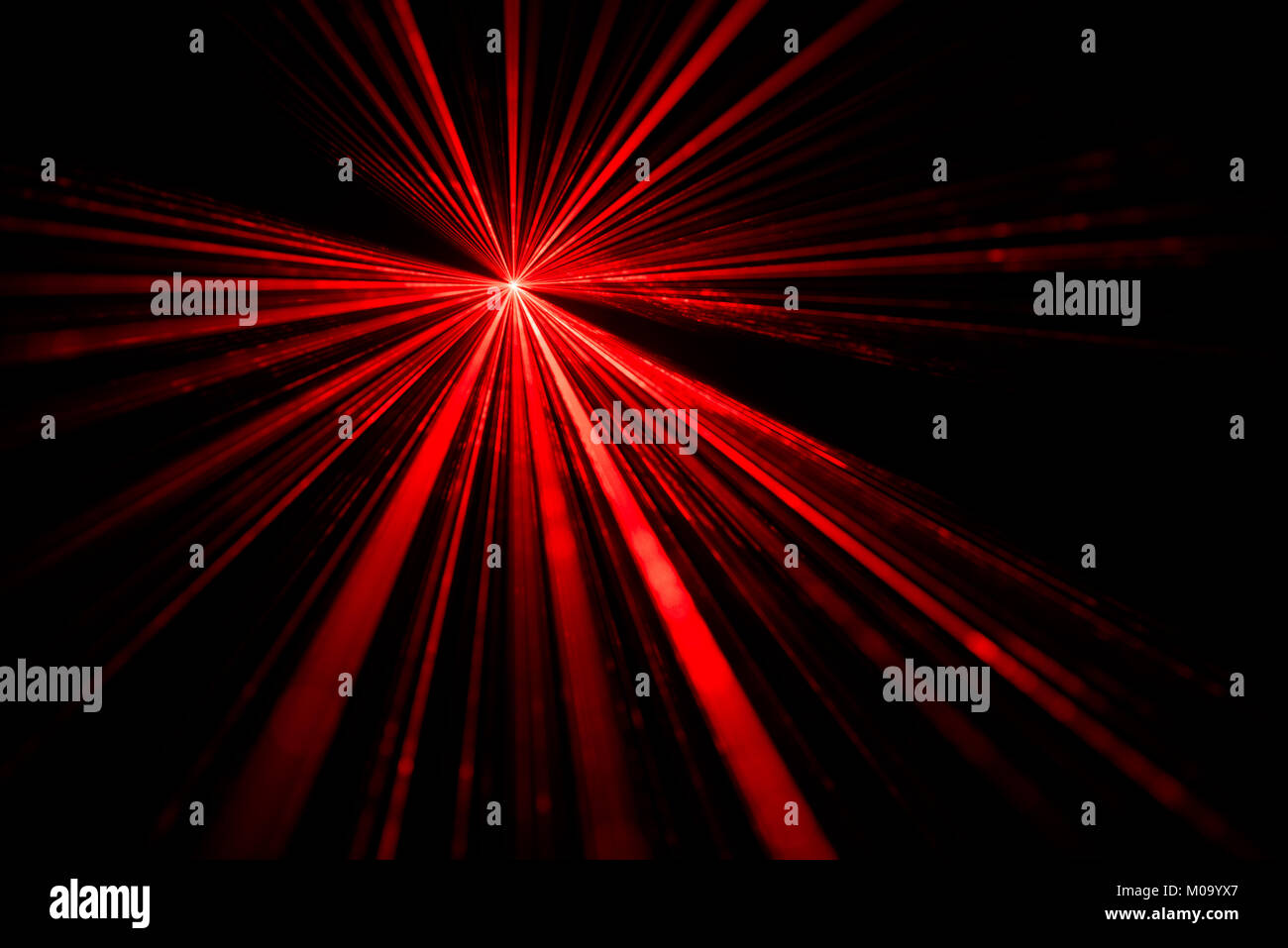 Effet de lumière laser rouge sur fond noir Banque D'Images