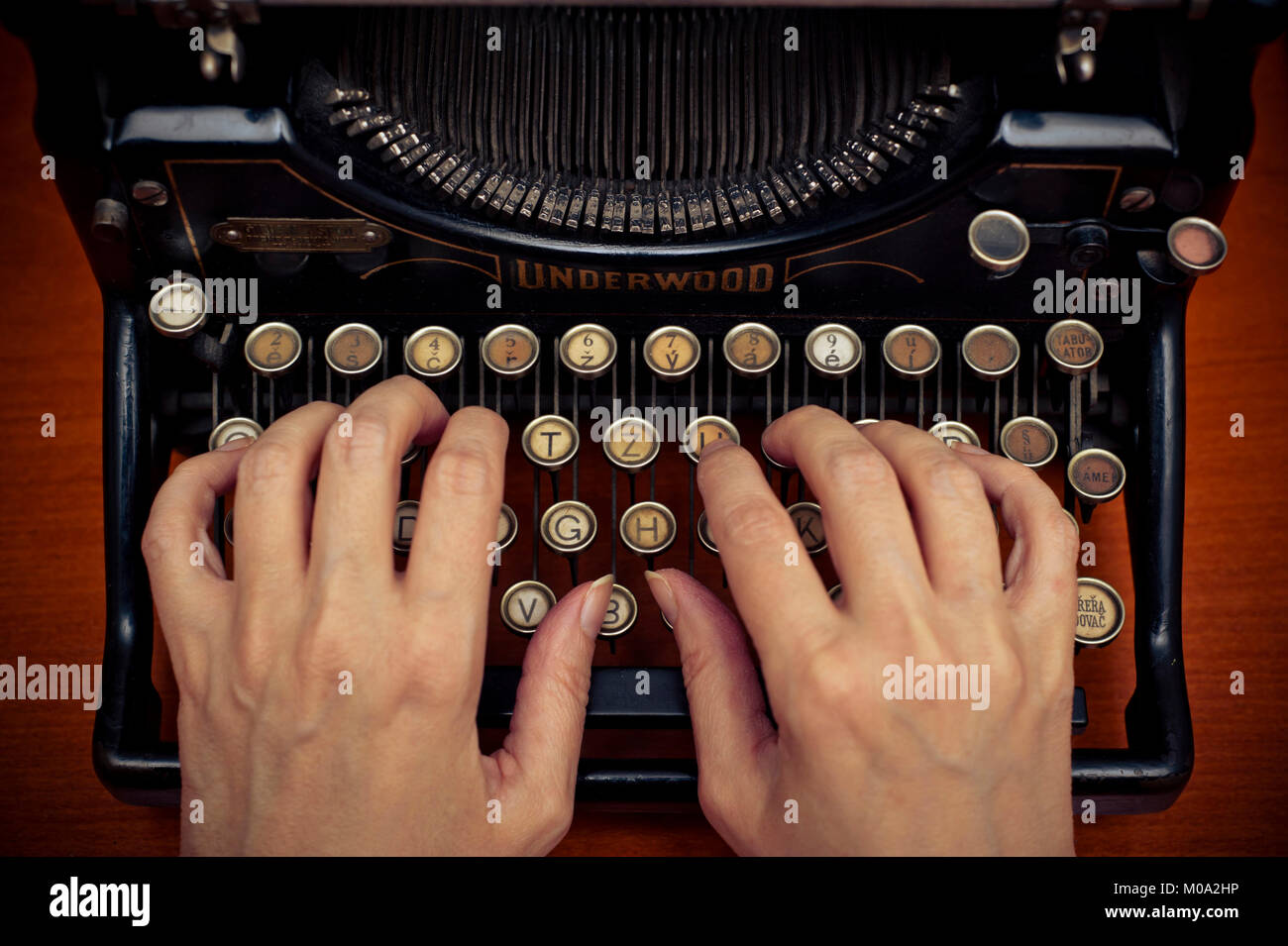 Femme de la saisie sur un antique mécanique Underwood Typewriter Banque D'Images