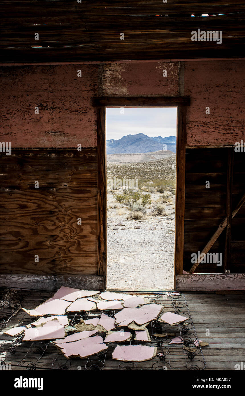 Vue de paysages désertiques à travers une porte dans la ville fantôme rhyolite, Nevada, USA Banque D'Images