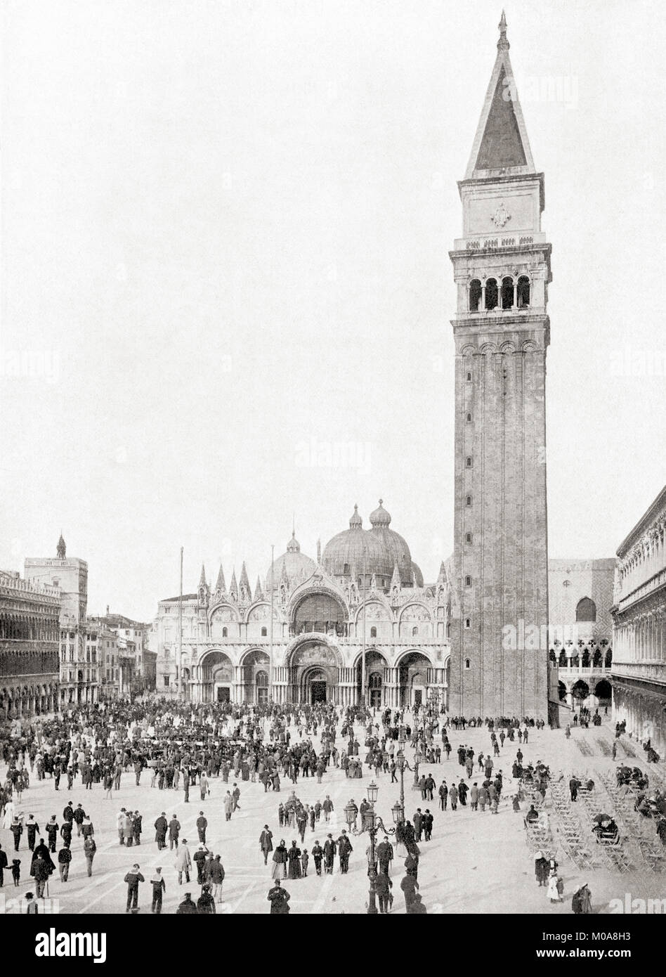 Piazza San Marco ou la Place Saint Marc, Venise, Italie. On voit ici le nouveau Campanile de St Mark's Church de remplacer l'ancien qui s'est effondré en 1902. Des merveilles du monde, publié c.1911. Banque D'Images