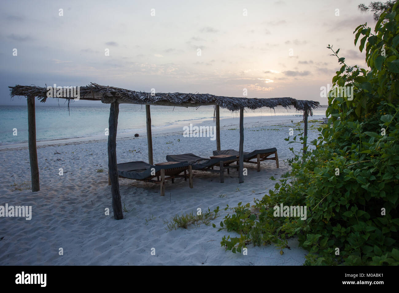 Chaises de plage de luxe à côté de l'océan tropical Banque D'Images